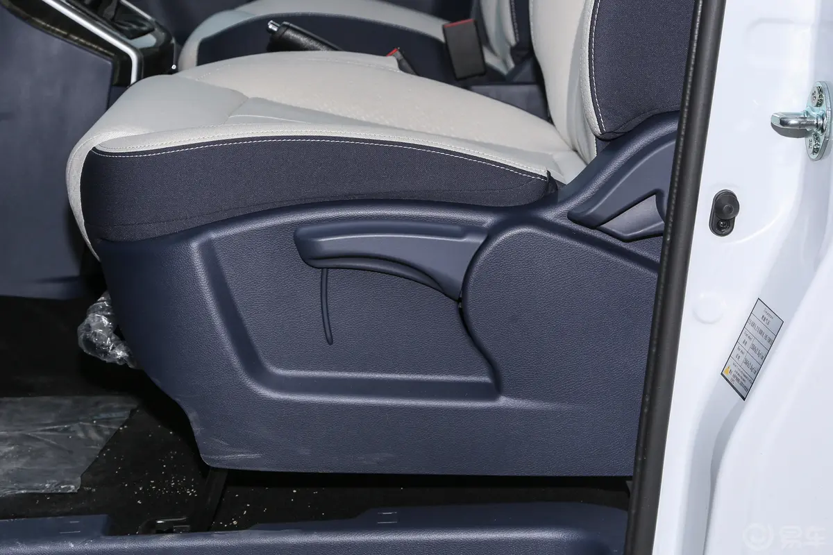 菱智PLUS1.5T 手动舒适型 7座主驾座椅调节