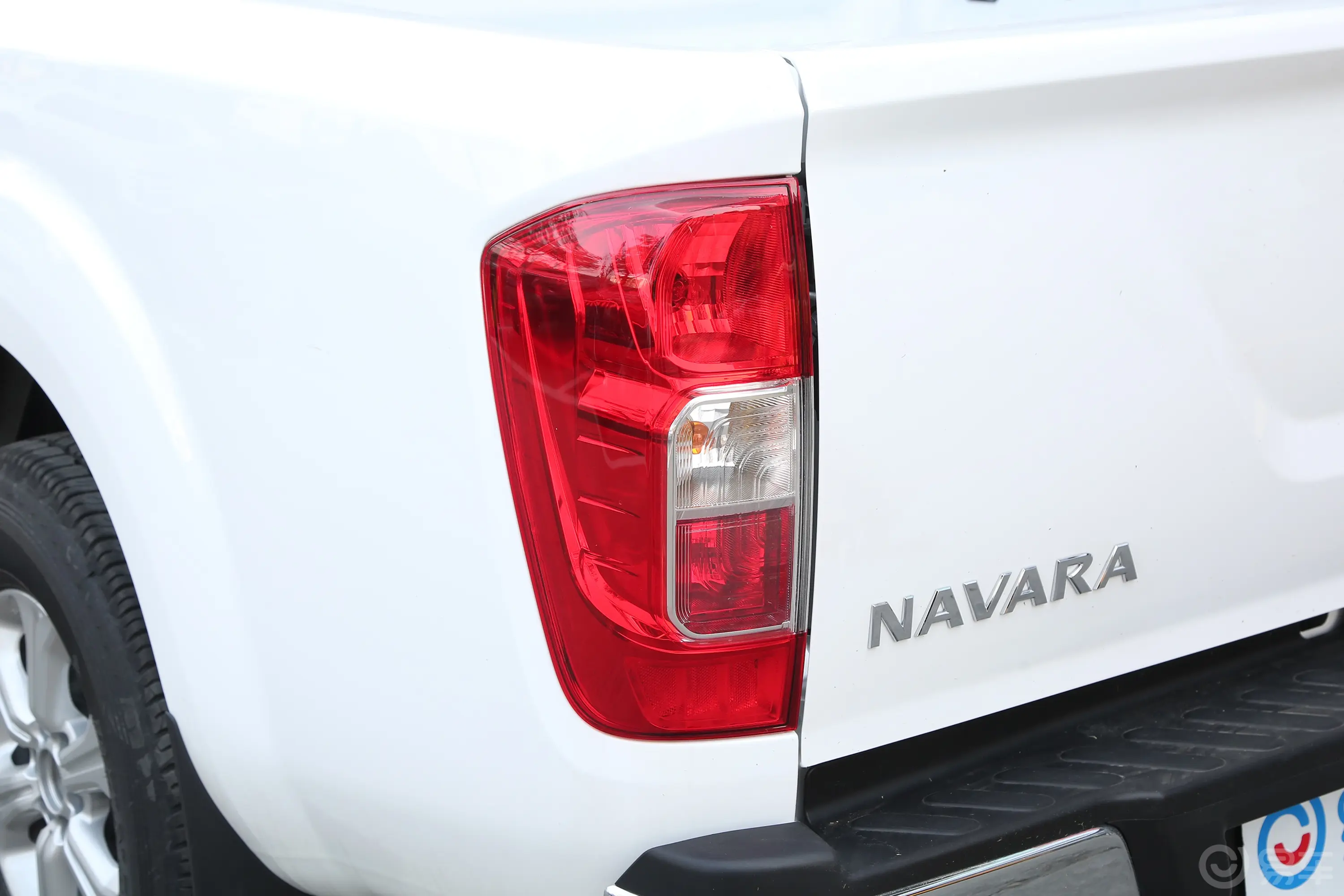 纳瓦拉改款 2.5L 手动两驱舒适型尾灯侧45度俯拍