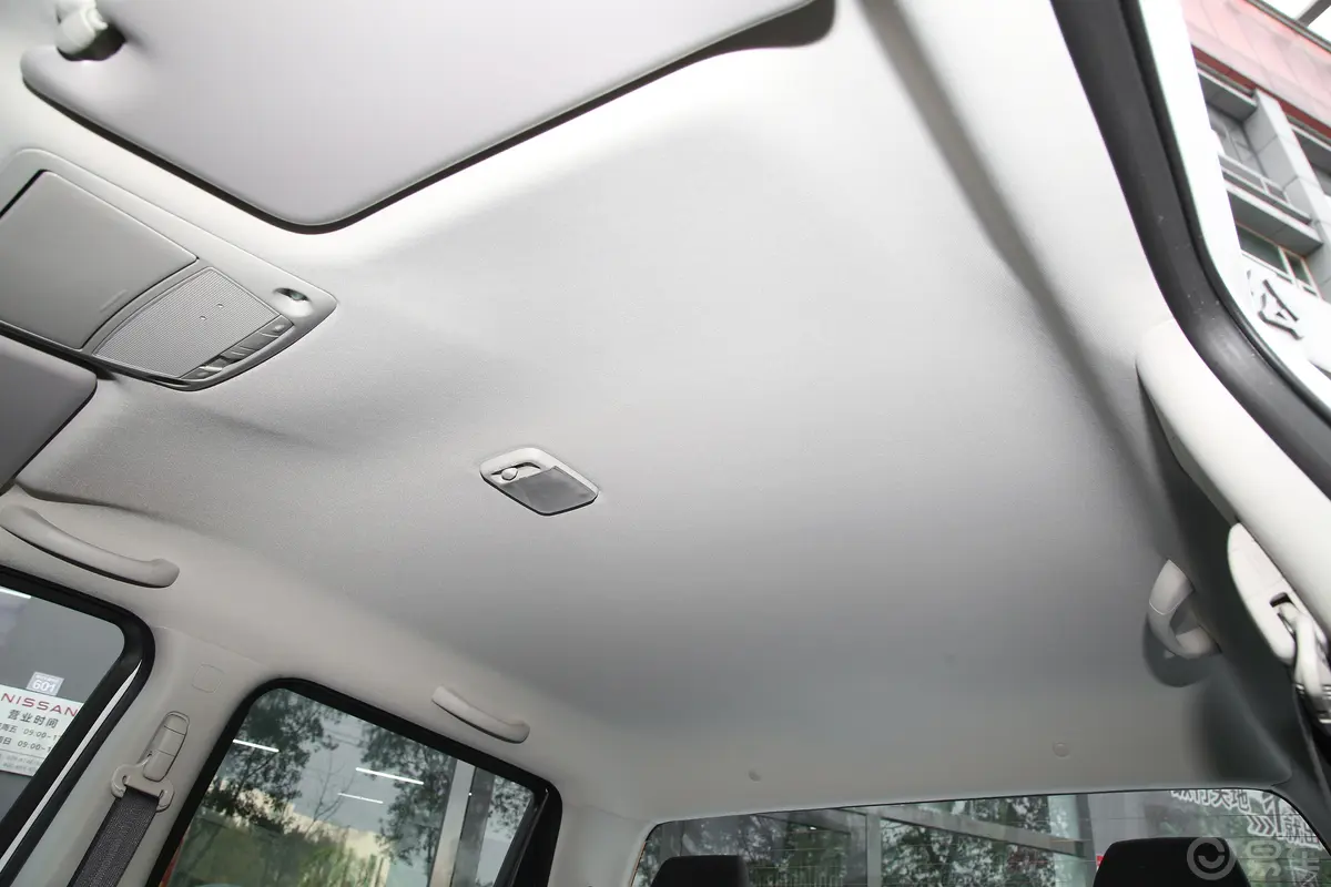 纳瓦拉改款 2.5L 手动两驱舒适型天窗内拍关闭