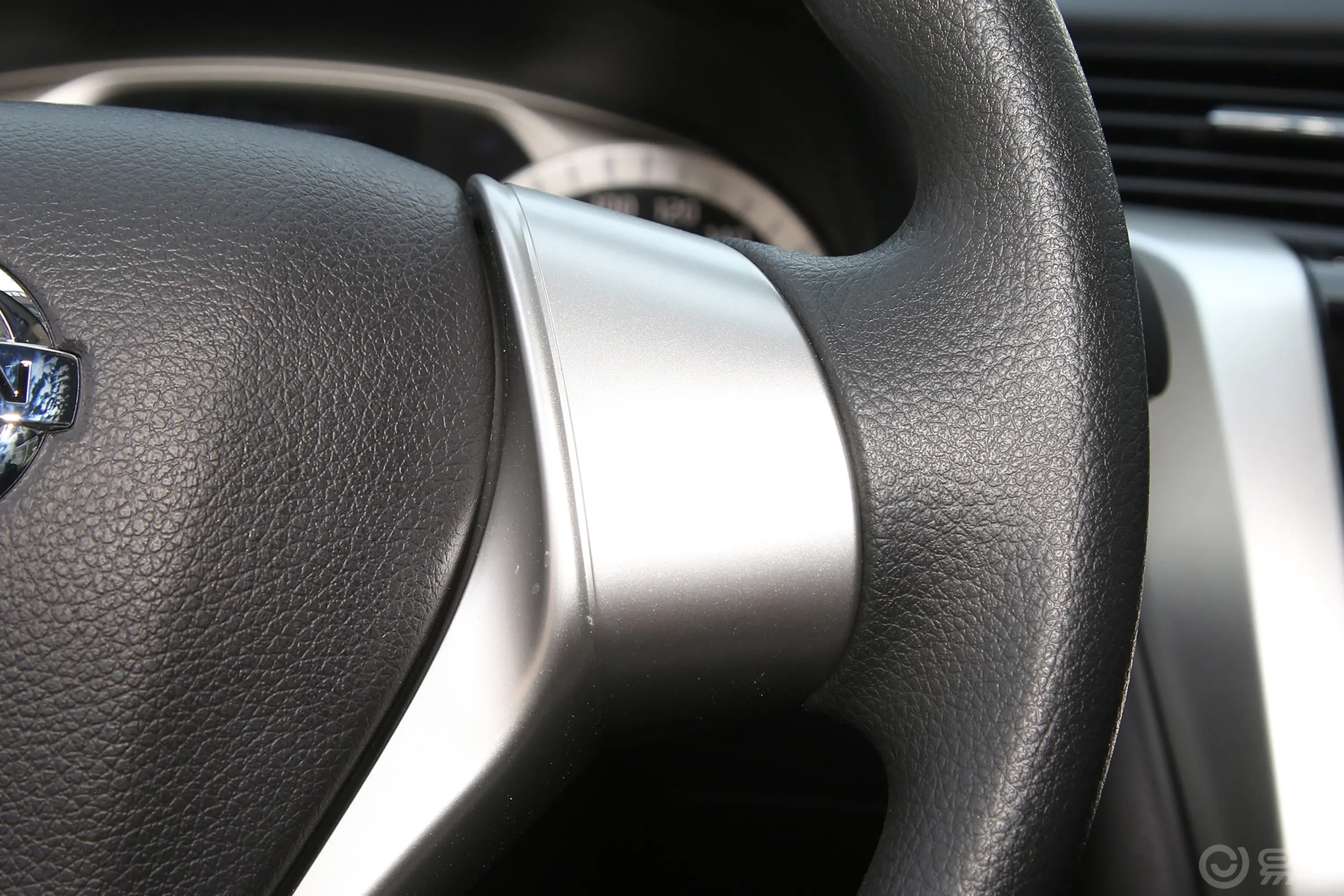 纳瓦拉改款 2.5L 手动两驱舒适型右侧方向盘功能按键