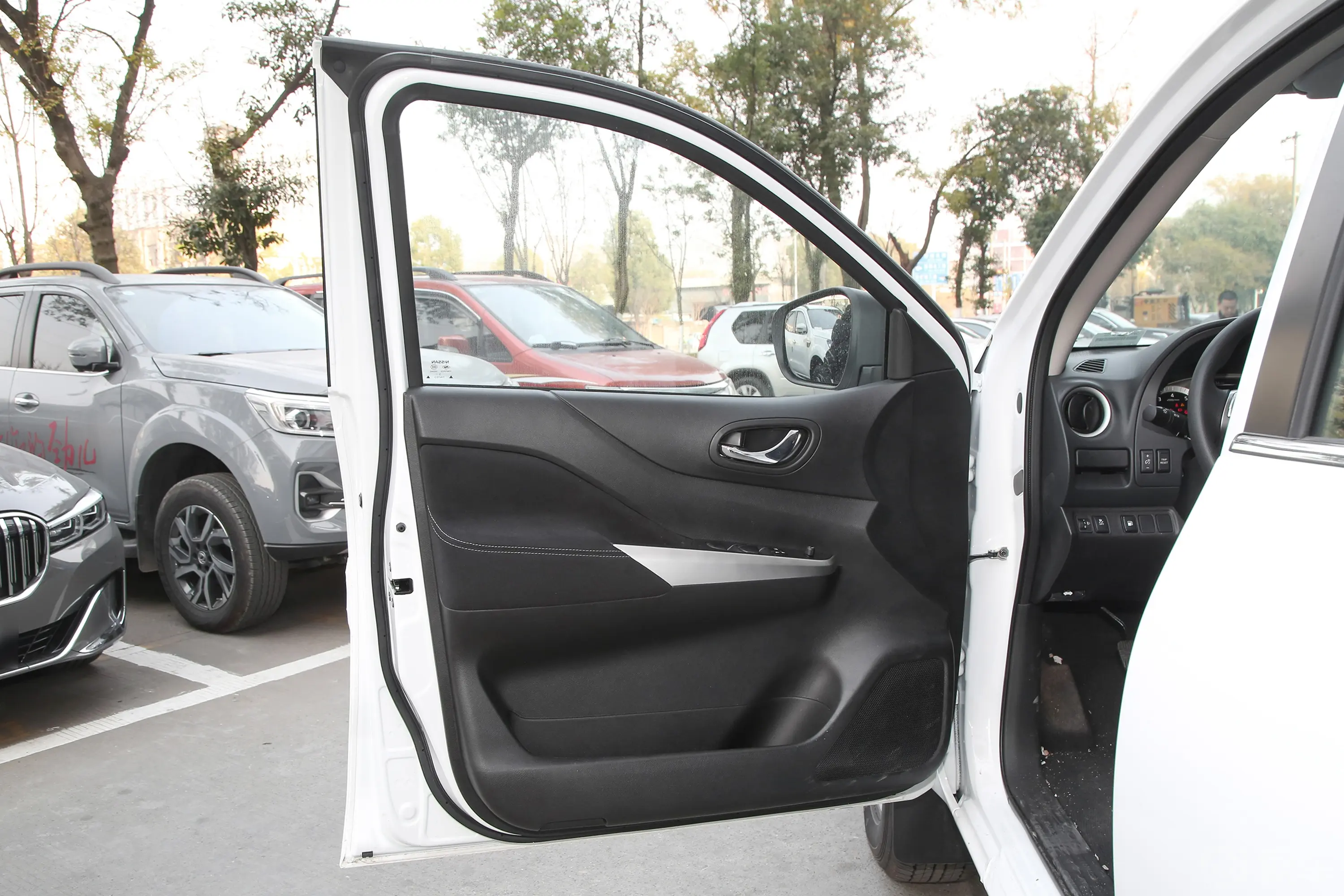 纳瓦拉改款 2.5L 手动两驱舒适型驾驶员侧前车门