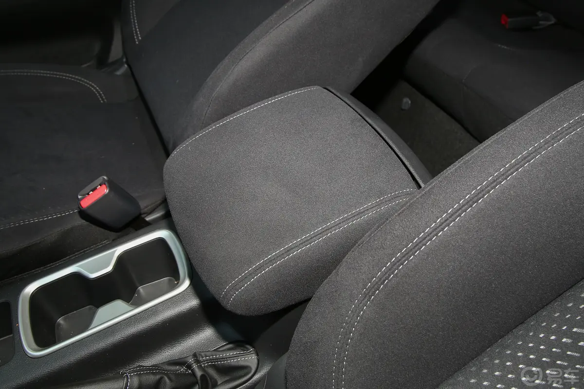 纳瓦拉改款 2.5L 手动两驱舒适型前排中央扶手