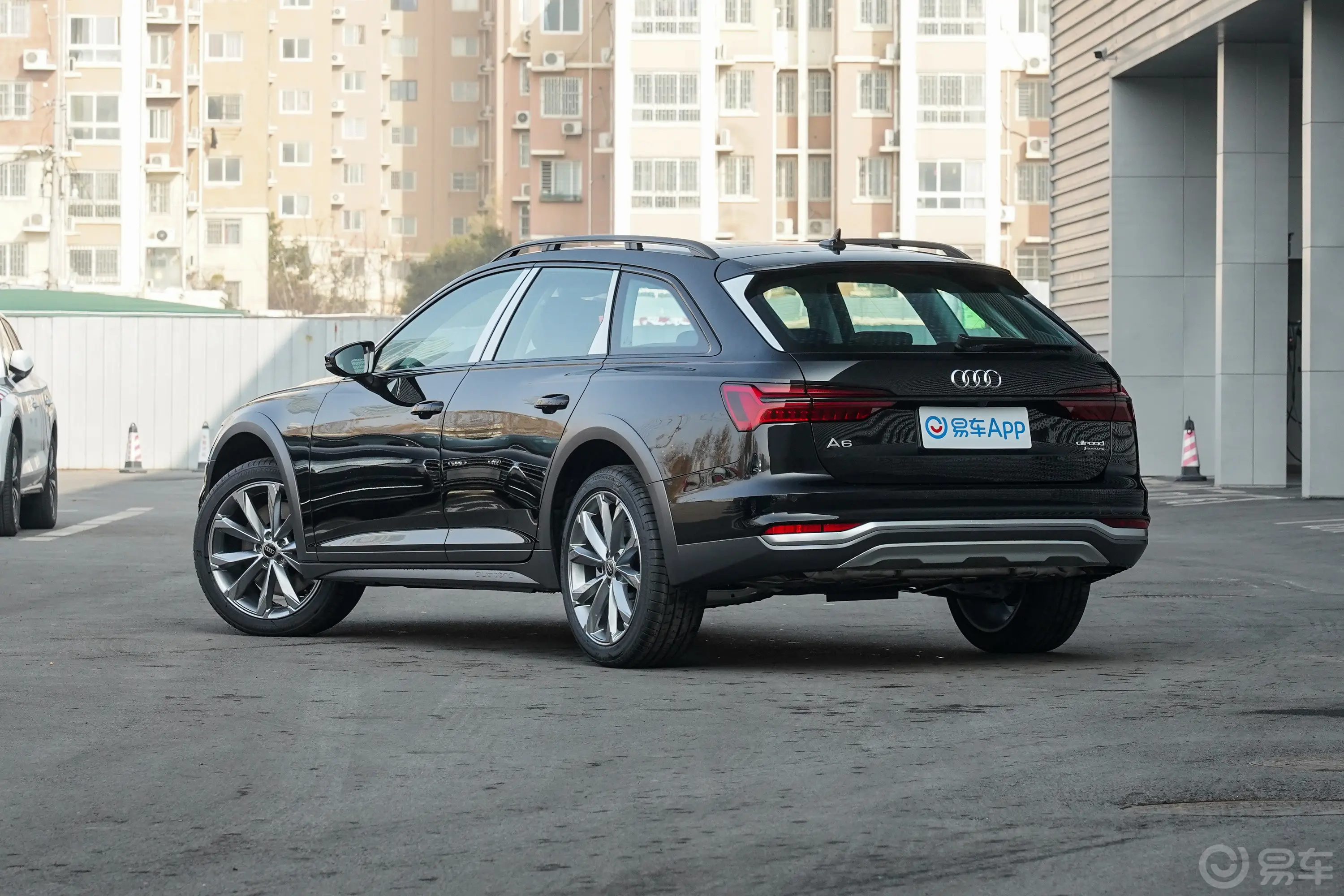 奥迪A6Allroad quattro 探索家 55 TFSI 尊享越野型侧后45度车头向左水平