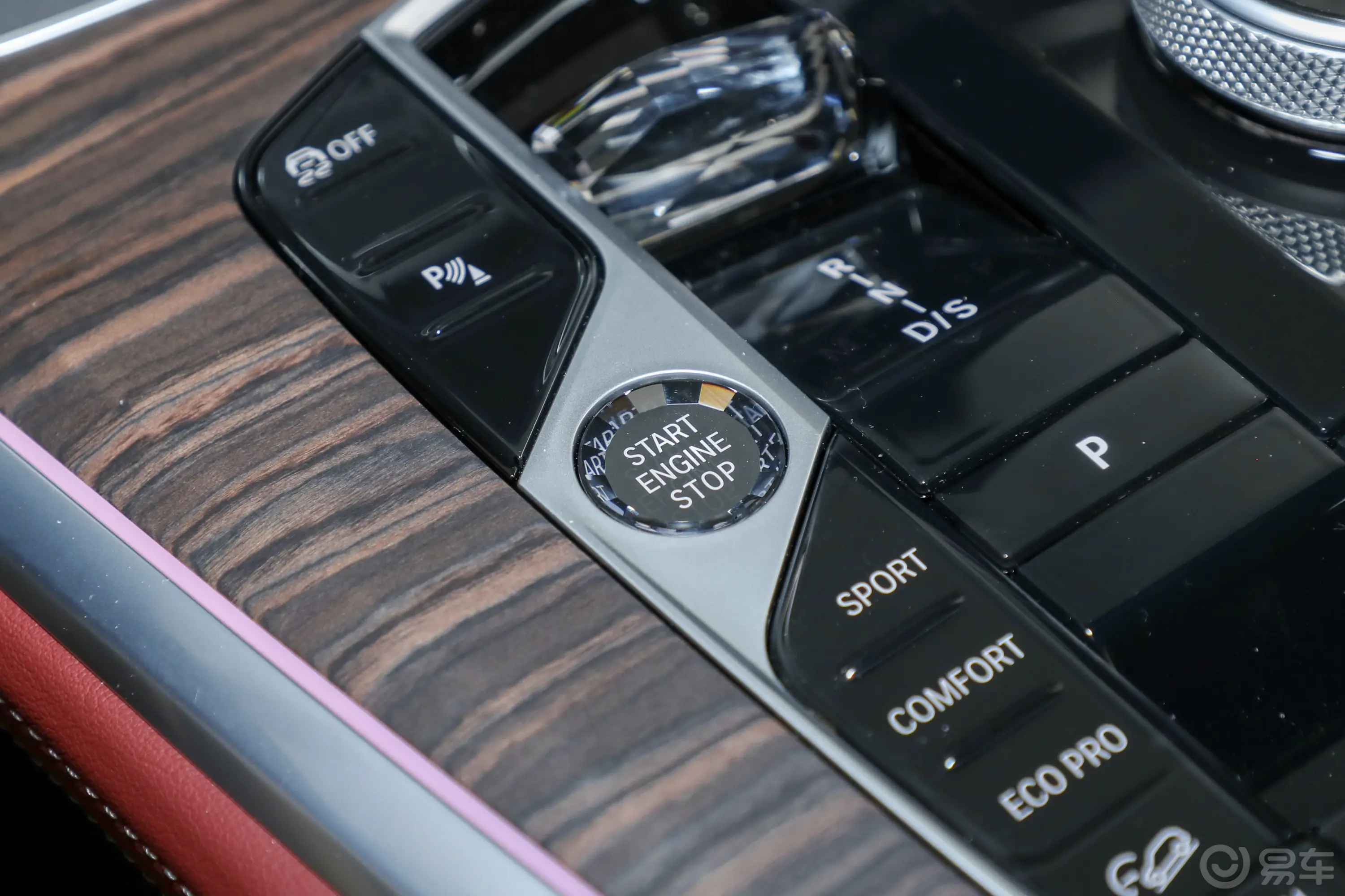 宝马X5xDrive40Li 尊享型M运动曜夜套装钥匙孔或一键启动按键