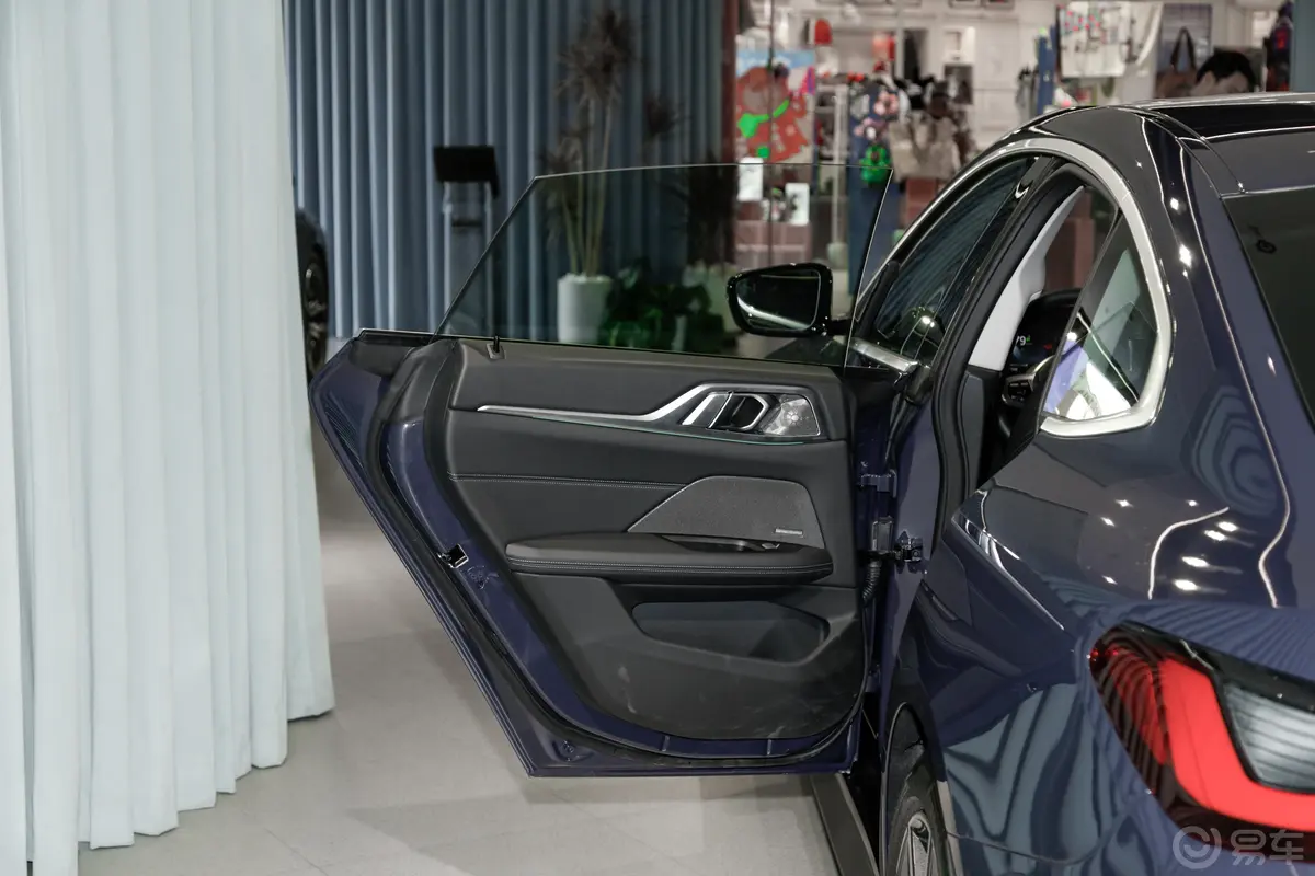 宝马i4eDrive35 星谧紫特别版驾驶员侧后车门