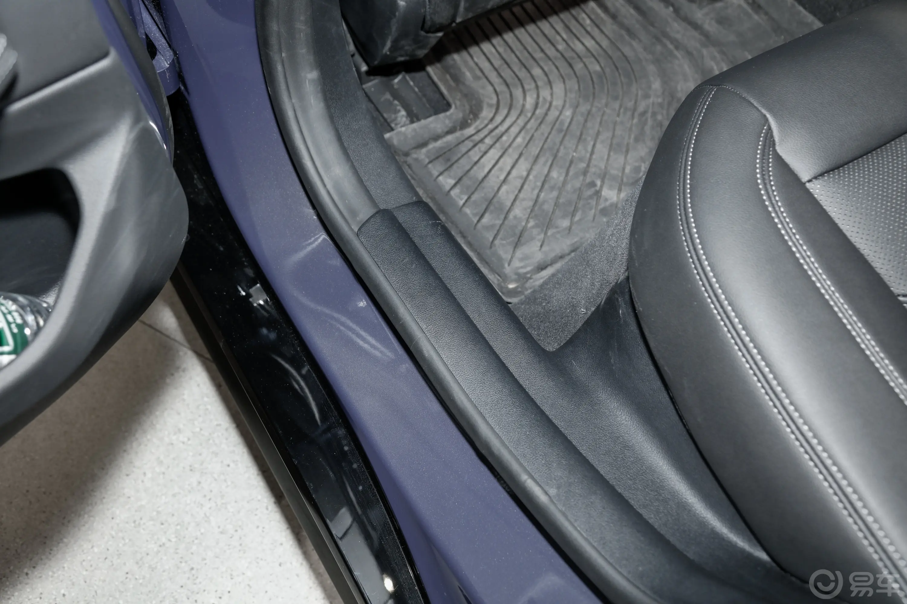 宝马i4eDrive35 星谧紫特别版后排空间