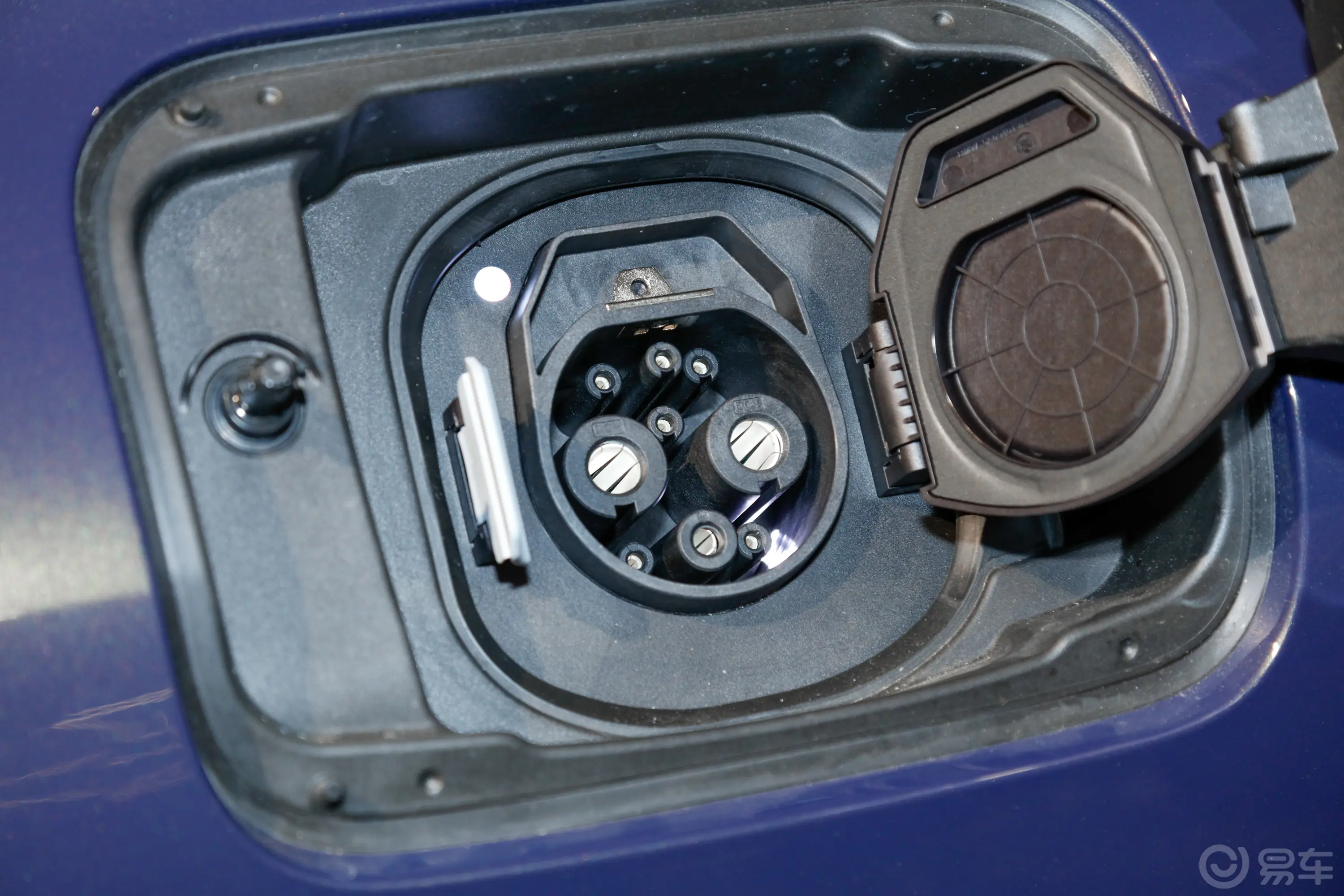 宝马i4eDrive35 星谧紫特别版快充充电口