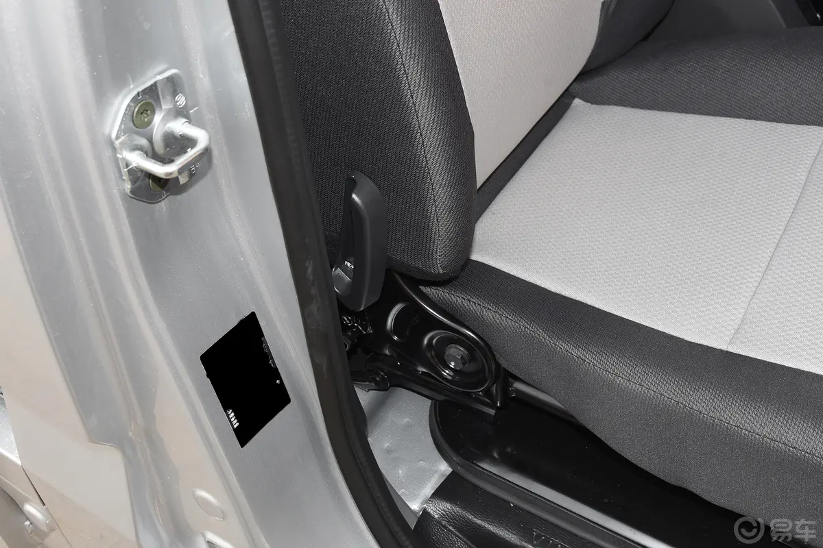长安星卡1.5L 单排3.06米仓栅车舒适型副驾座椅调节