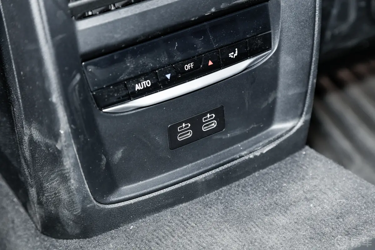 宝马i4eDrive35 星谧紫特别版后排充电口