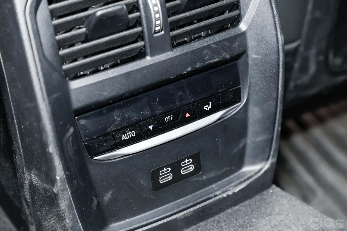 宝马i4eDrive35 星谧紫特别版后排空调控制键