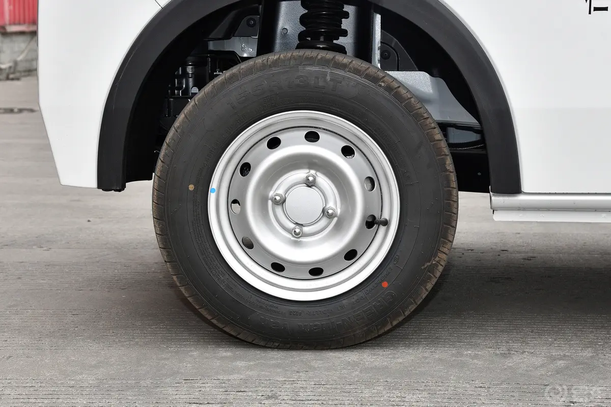 大力牛魔王D05铁牛5号 180km 栏板车营运舒适型前轮毂造型