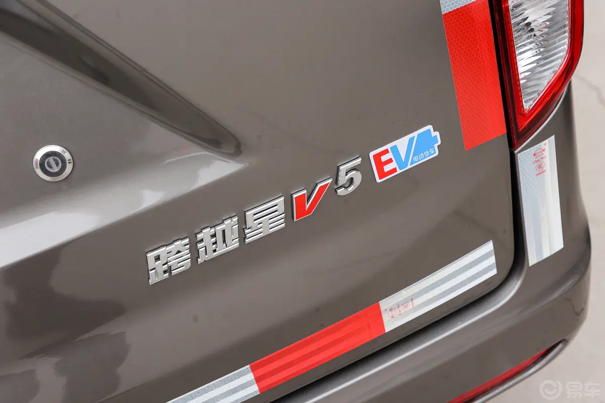 跨越星V5 EV242km 厢式车掀背门豪华版 5座 41.86kWh外观细节