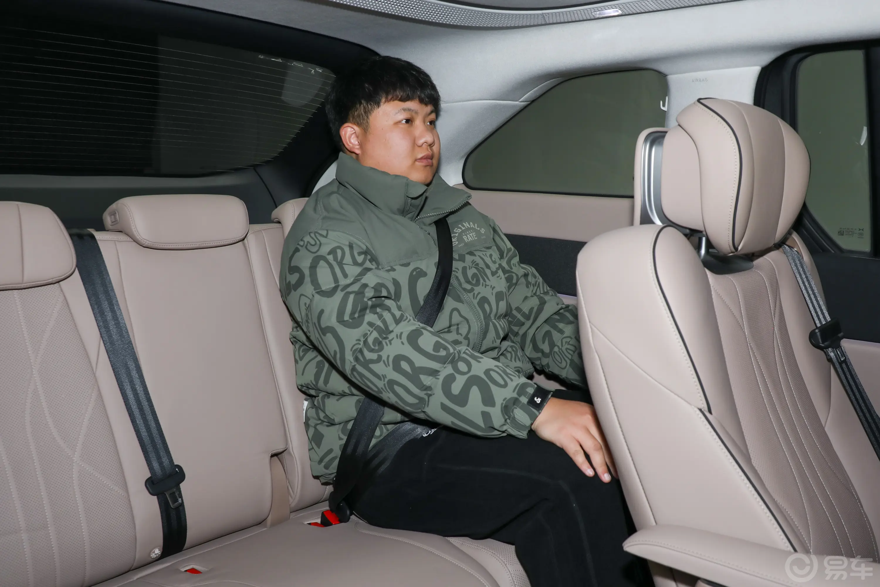【小鹏X9640 四驱高性能 Max第三排空间体验图片-汽车图片大全】-易车