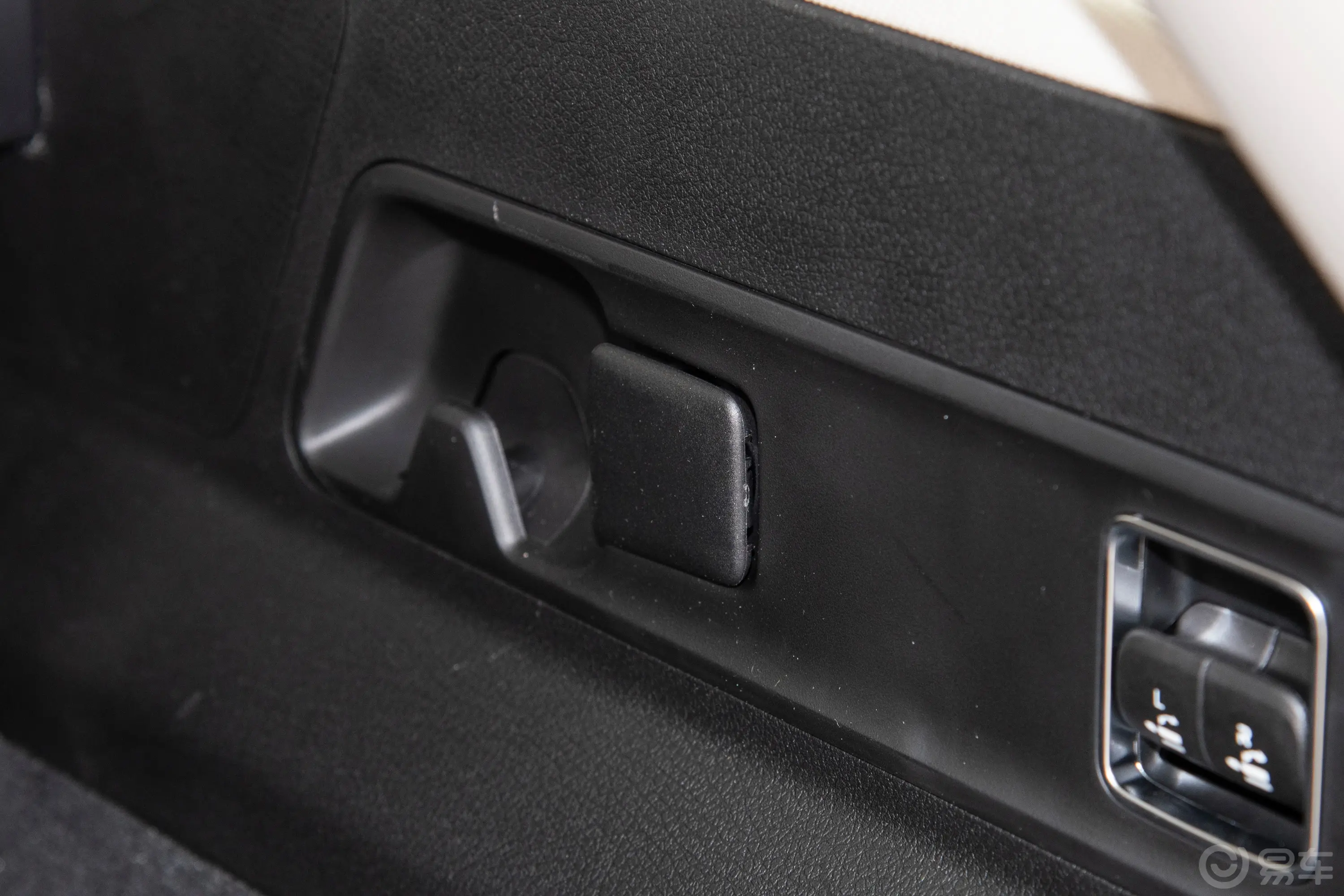 奔驰GLEGLE 350 4MATIC 时尚型特别版行李厢电源接口