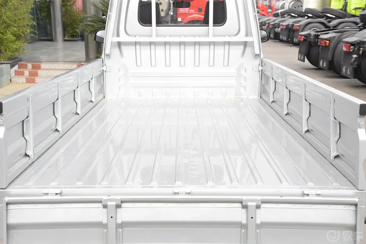 长安星卡1.5L 单排2.8米载货汽车舒适型空调后备厢空间特写