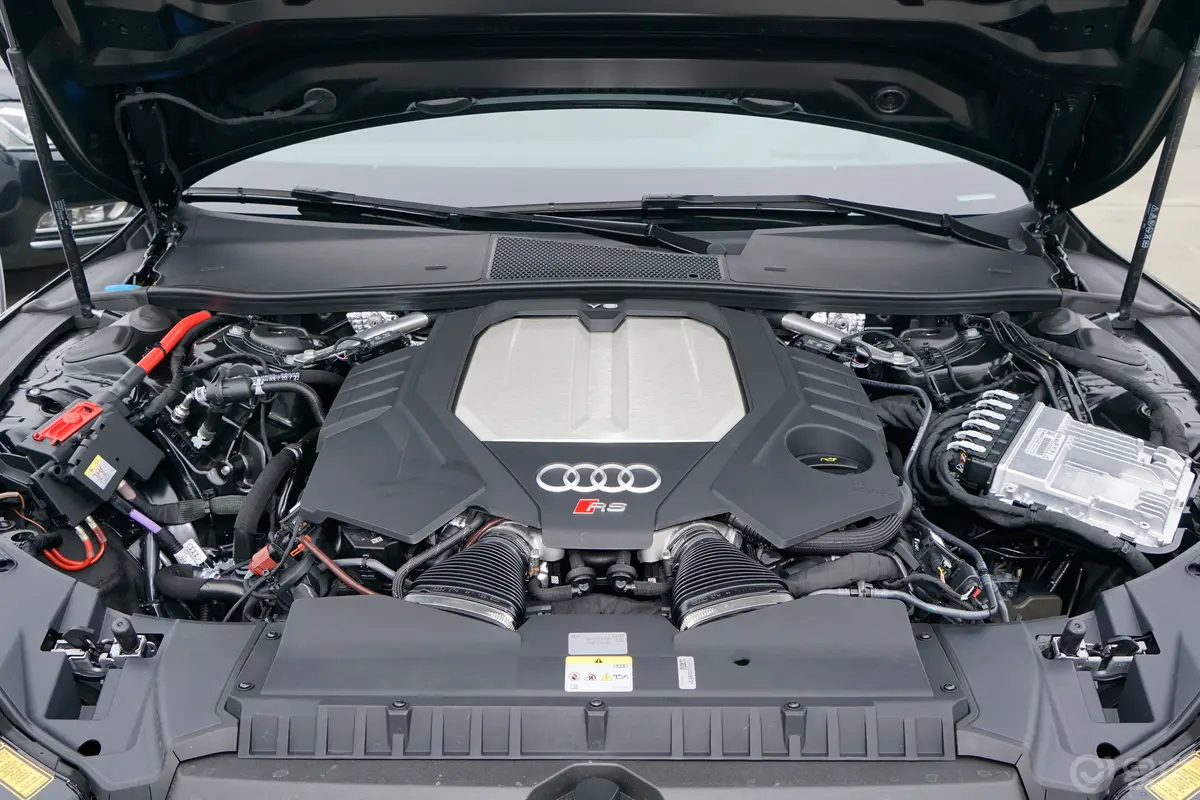 奥迪RS 74.0T Sportback Performance发动机特写