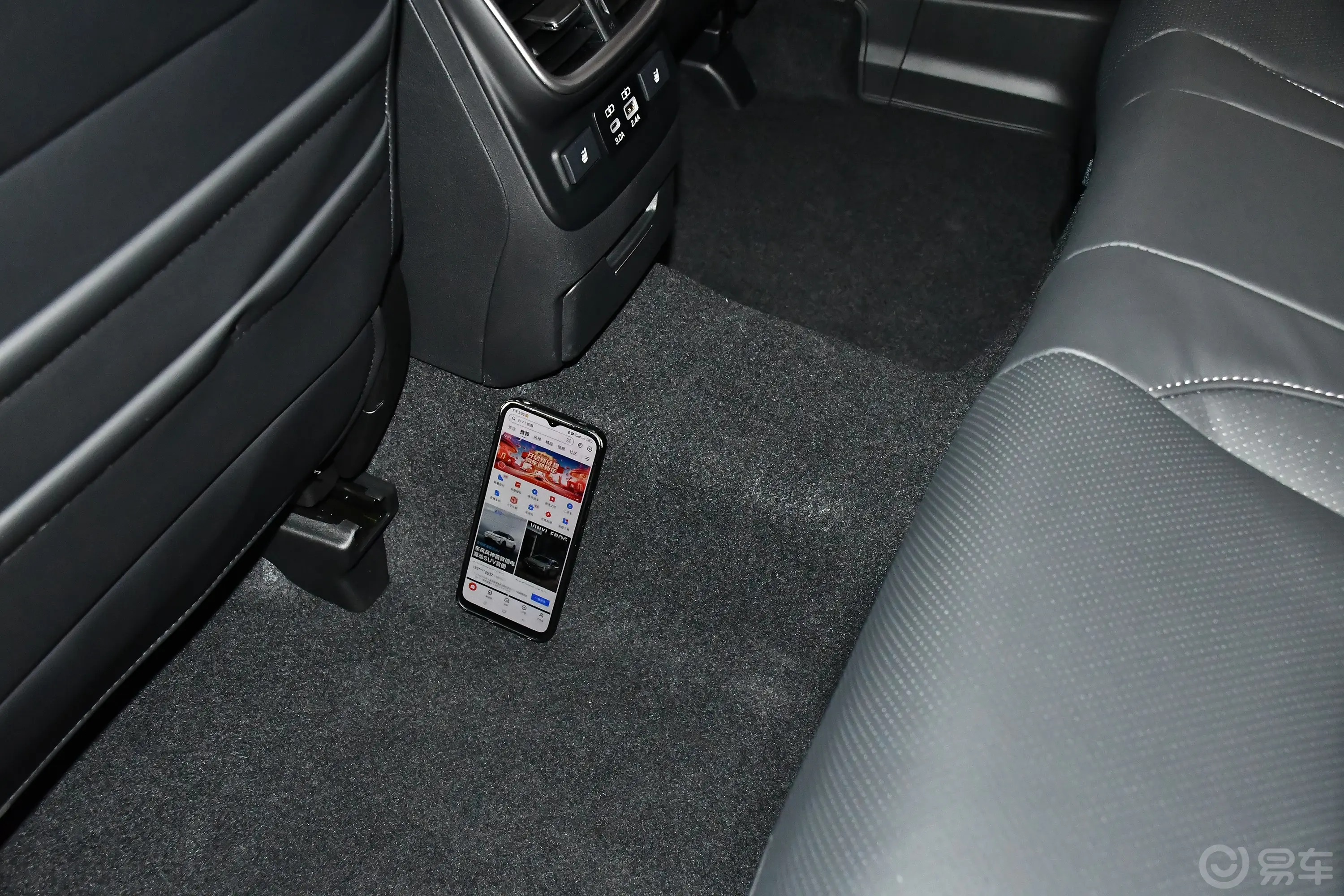 傲虎2.5i AWD旷野限定版EyeSight后排地板中间位置