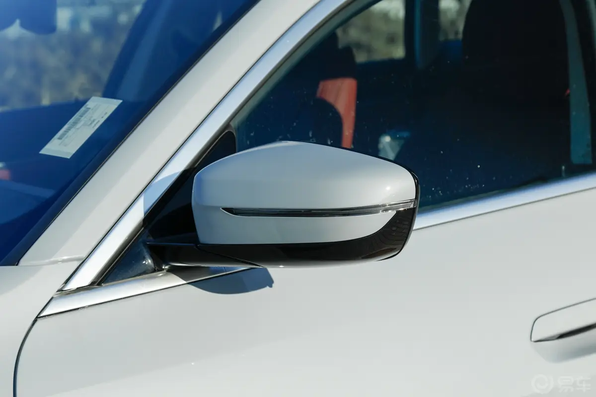 宝马i4eDrive35主驾驶后视镜背面