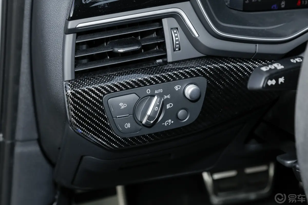 奥迪RS 42.9T Avant 燃擎版灯光控制区