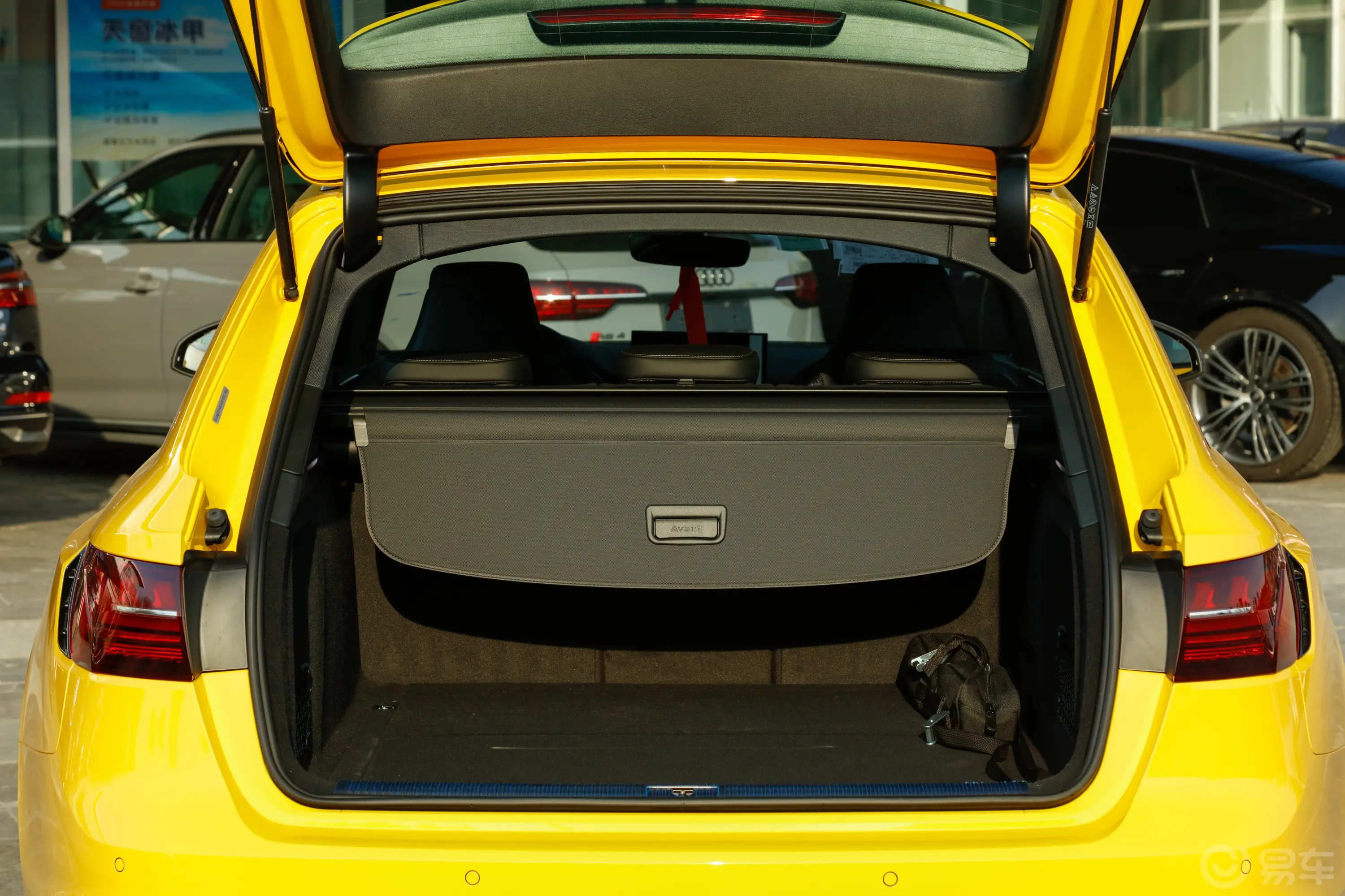 奥迪RS 42.9T Avant 黑曜版后备厢空间特写