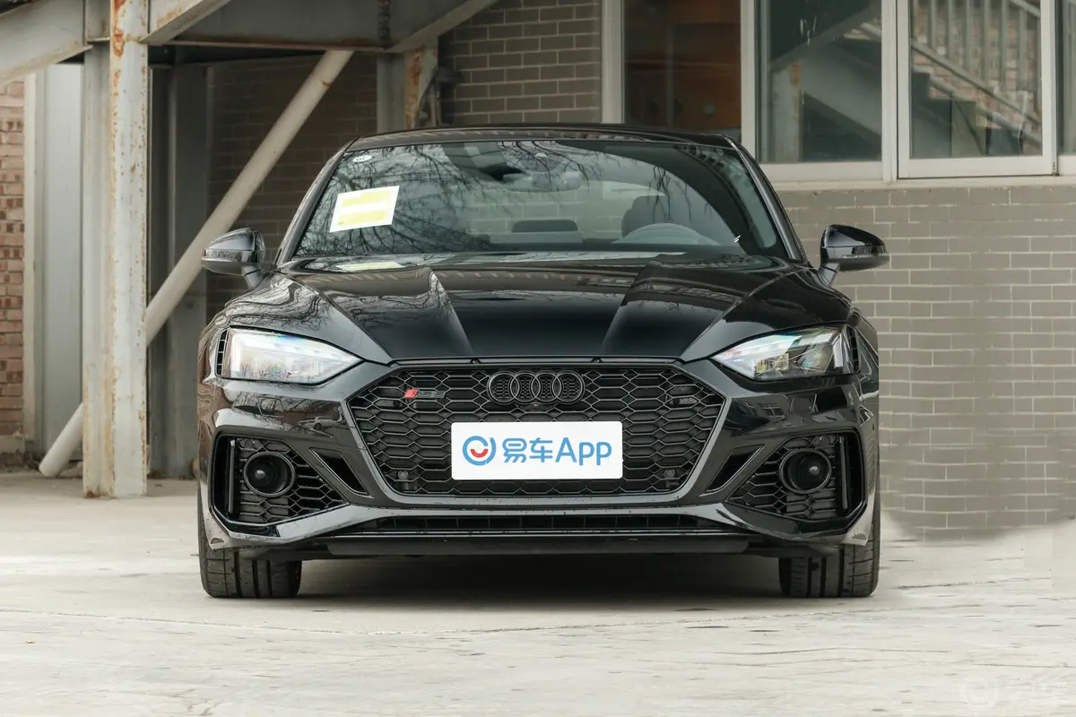 奥迪RS 52.9T Sportback 燃擎版正前水平