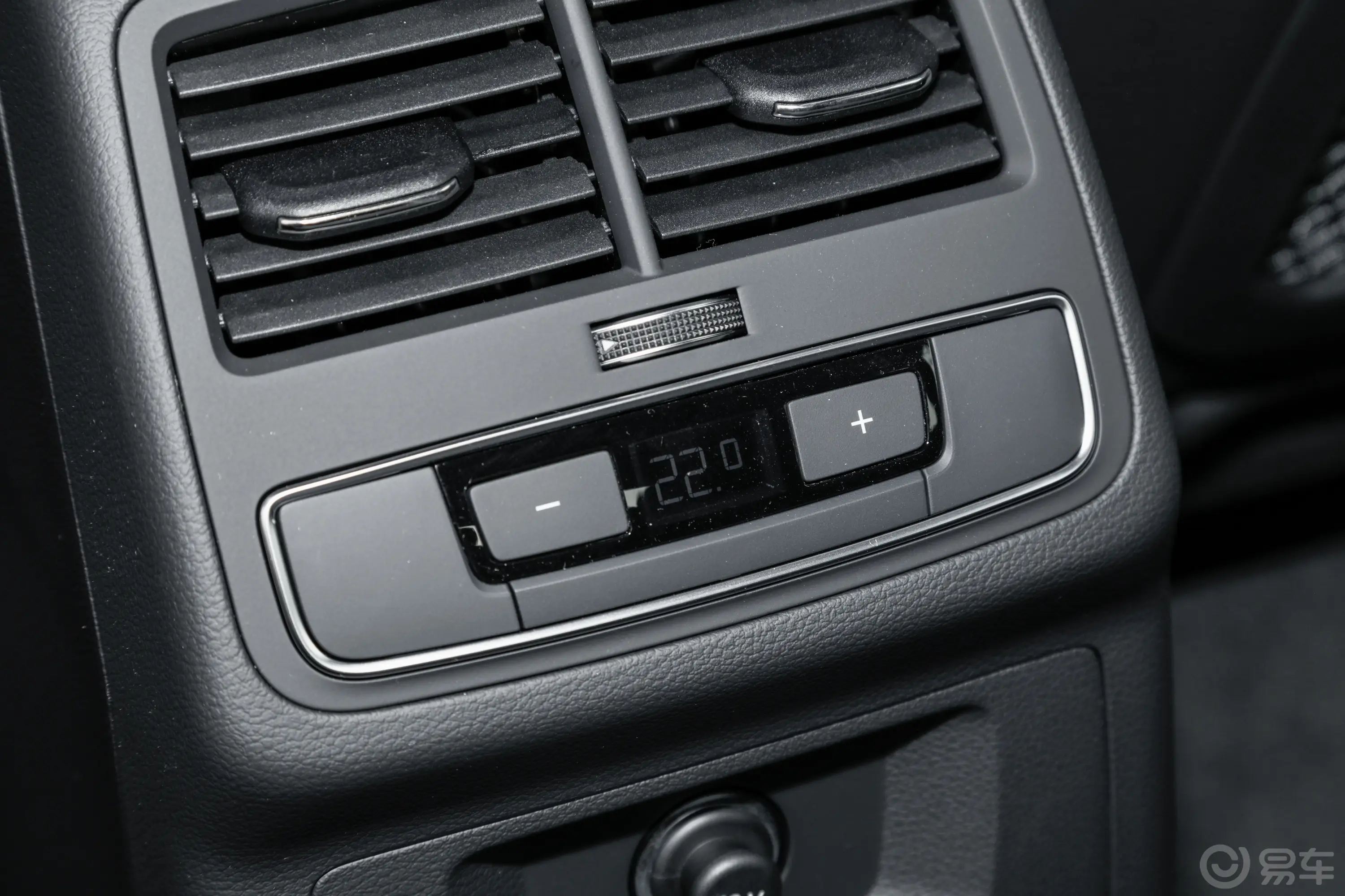 奥迪RS 52.9T Sportback 燃擎版后排空调控制键