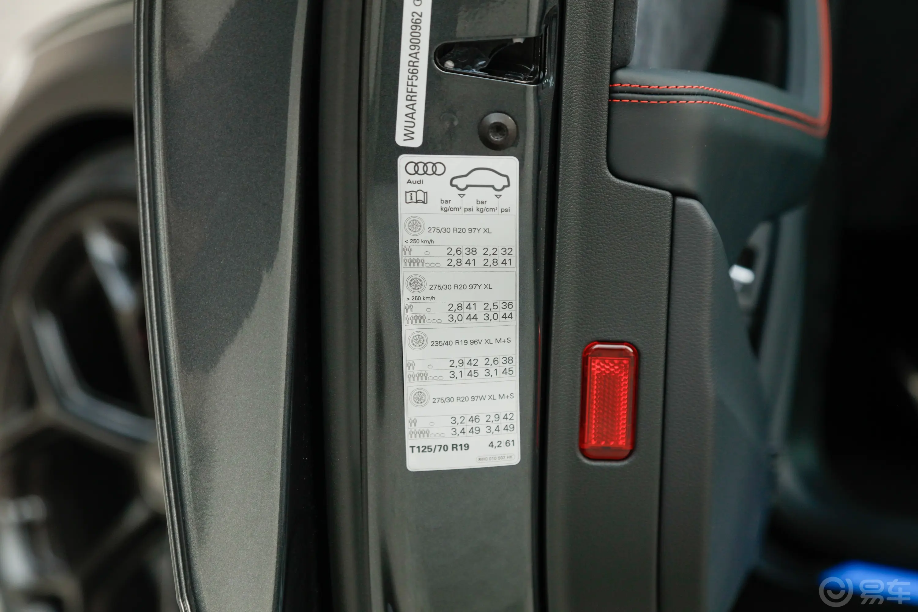 奥迪RS 52.9T Sportback 燃擎版胎压信息铭牌