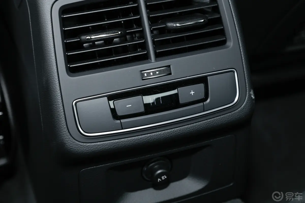 奥迪RS 52.9T Coupe 燃擎版后排空调控制键