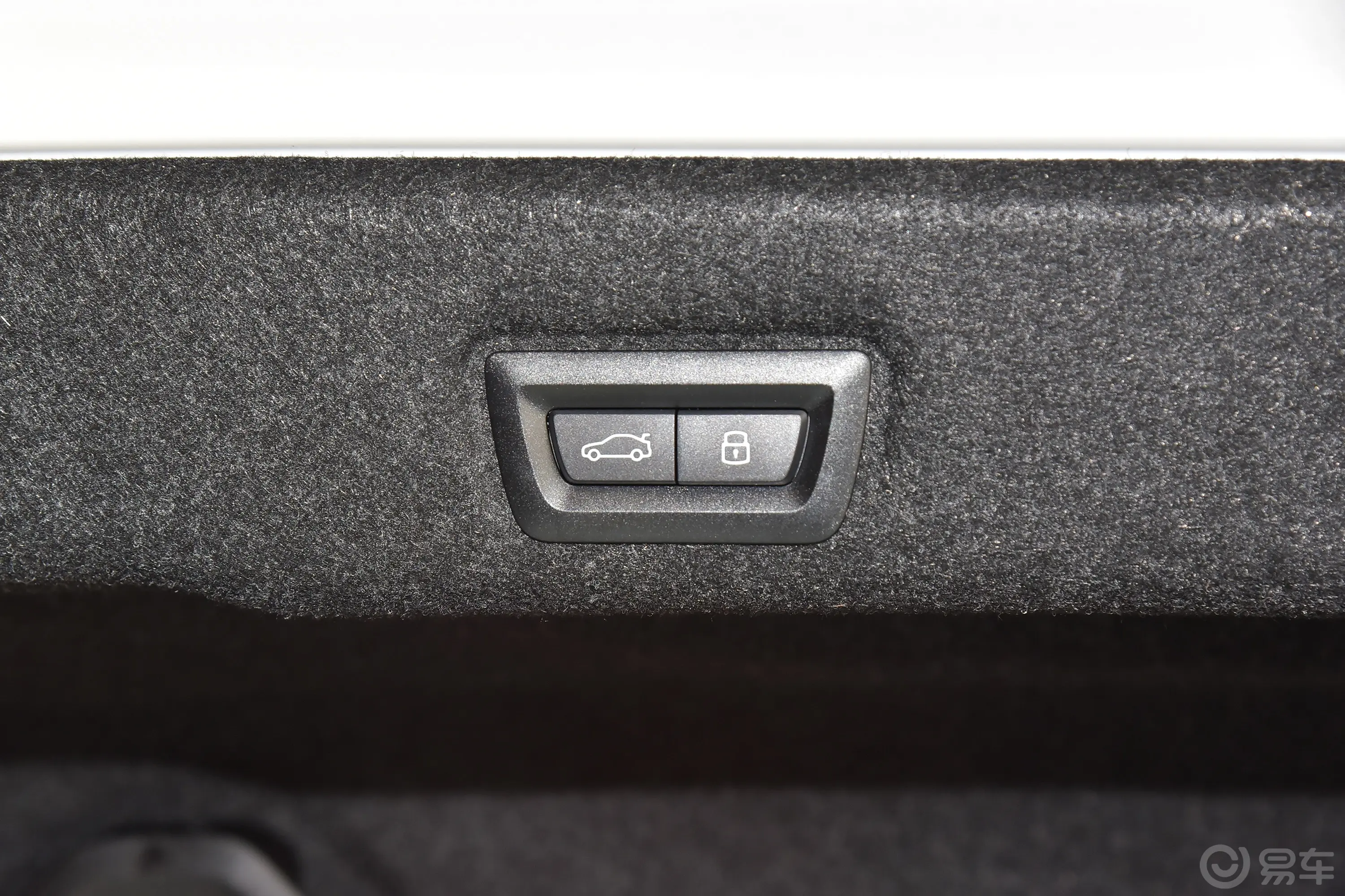宝马i5eDrive 35L 尊享型 M运动套装电动尾门按键（手动扶手）