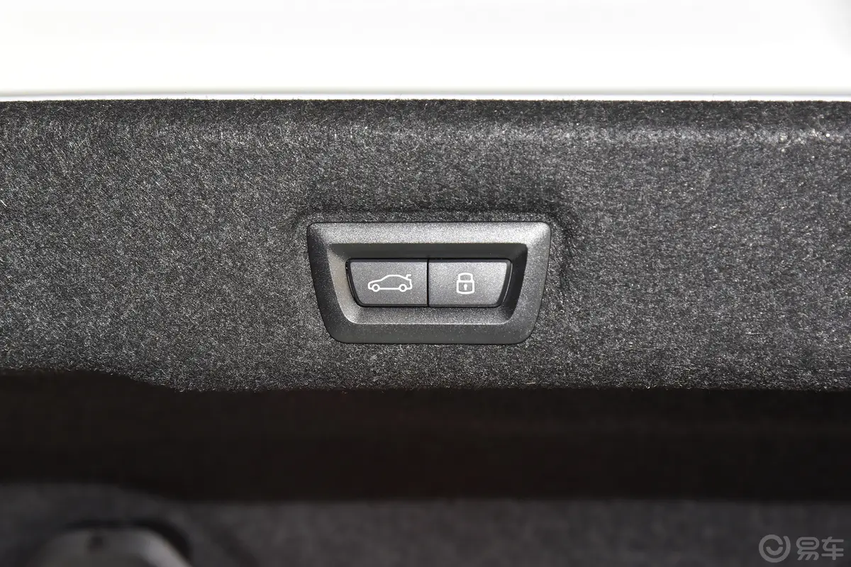 宝马i5eDrive 35L 尊享型 M运动套装电动尾门按键（手动扶手）
