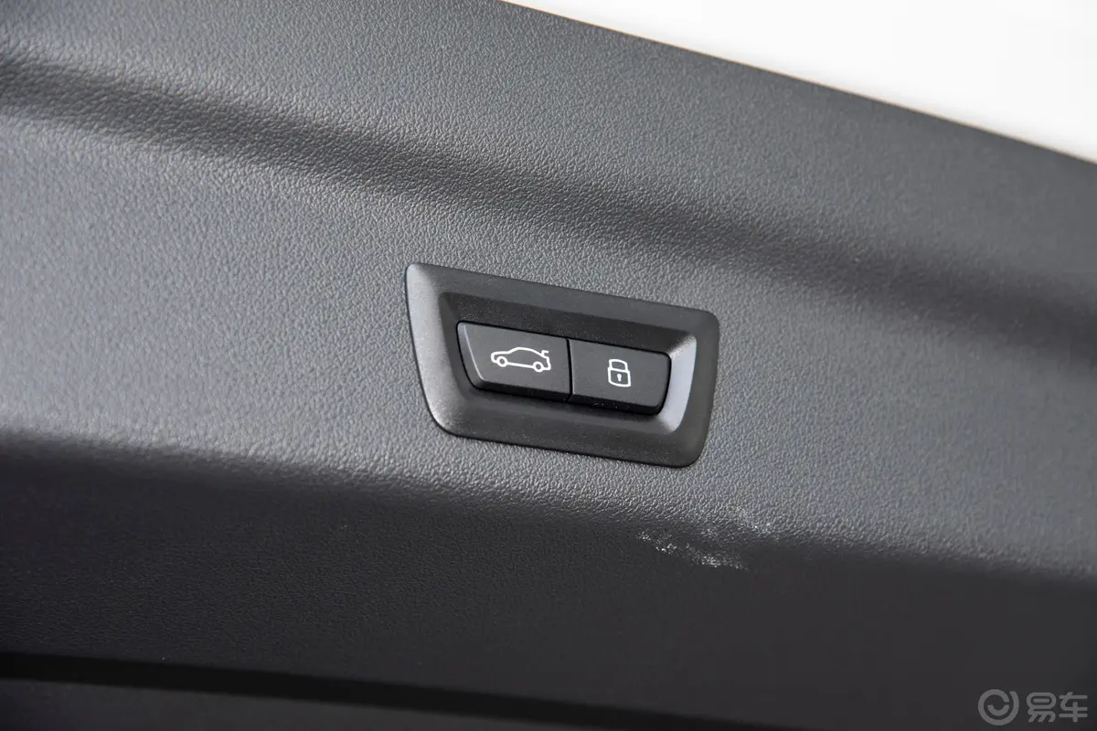 宝马X1xDrive25Li M运动套装电动尾门按键（手动扶手）
