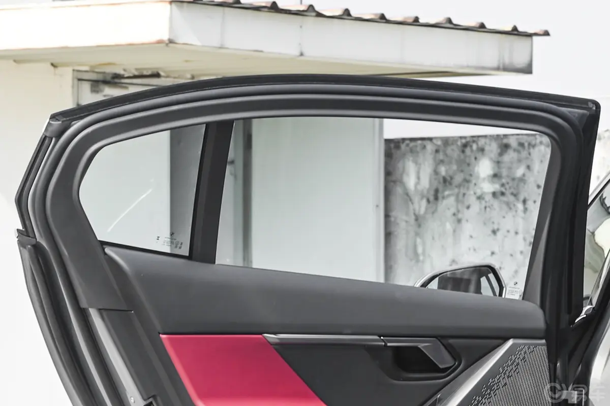 宝马i5eDrive 35L 尊享型 豪华套装后排侧窗遮阳帘