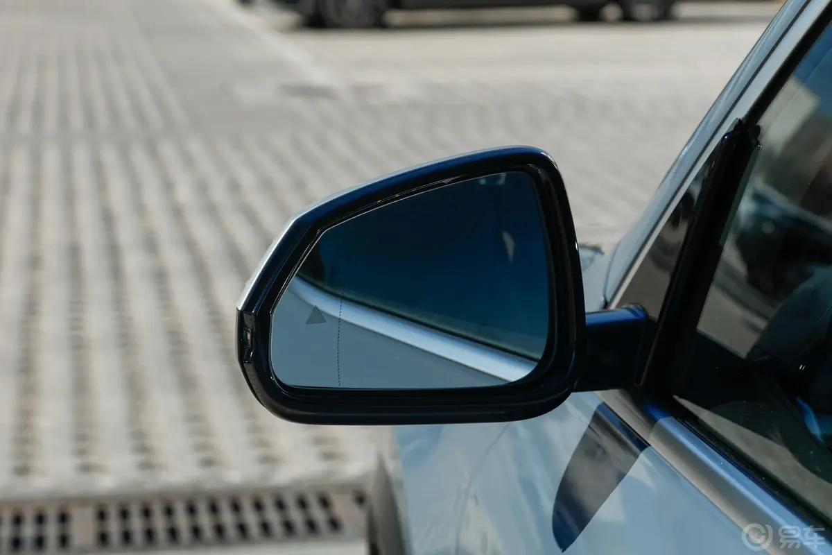 宝马X1sDrive25Li X设计套装后视镜镜面