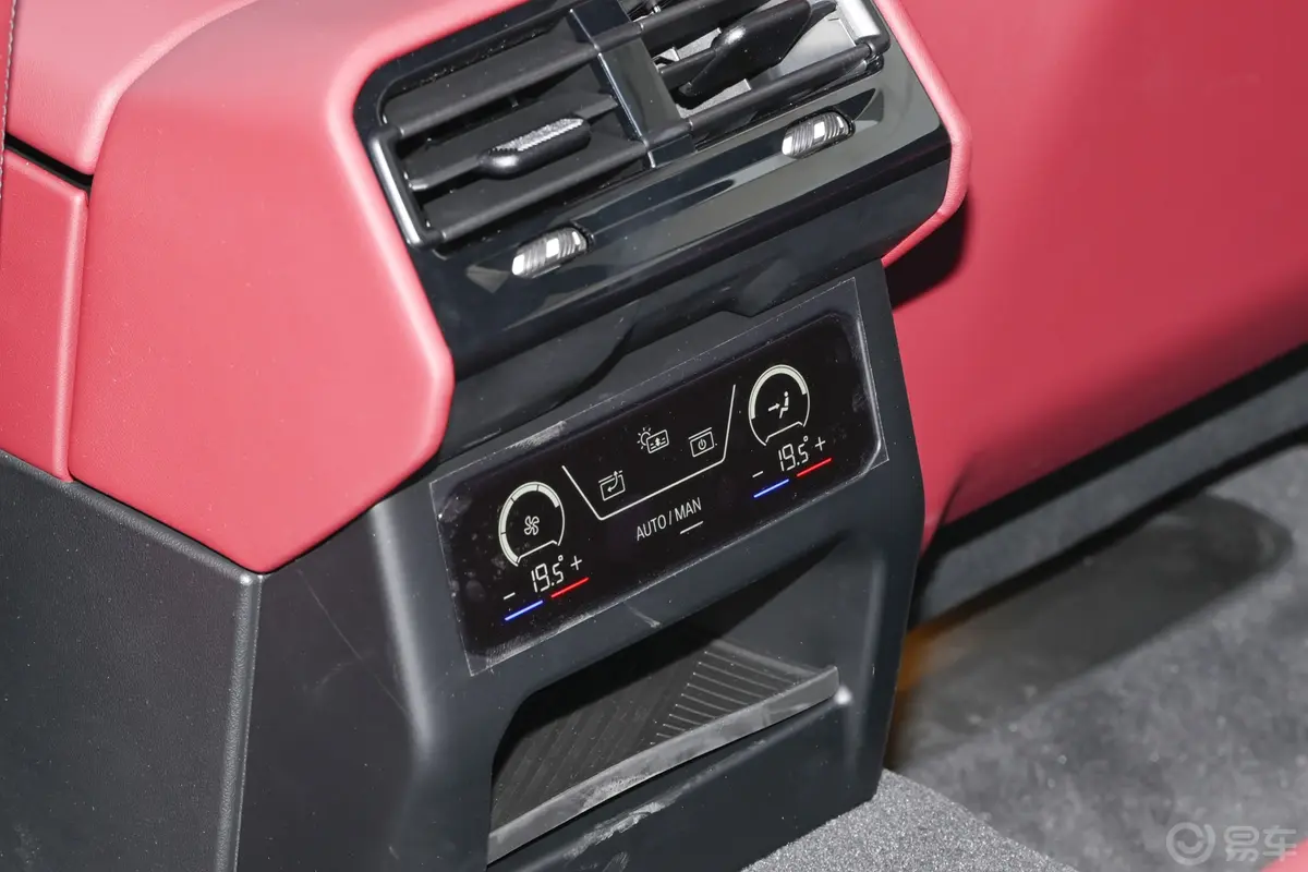 宝马i5eDrive 35L 尊享型 豪华套装后排空调控制键
