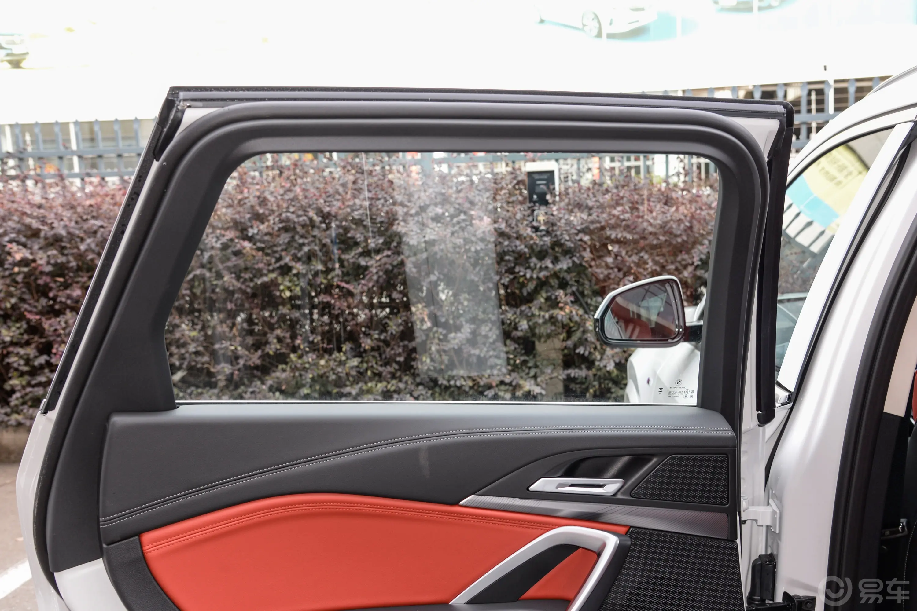 宝马X1sDrive25Li M运动套装后排侧窗遮阳帘