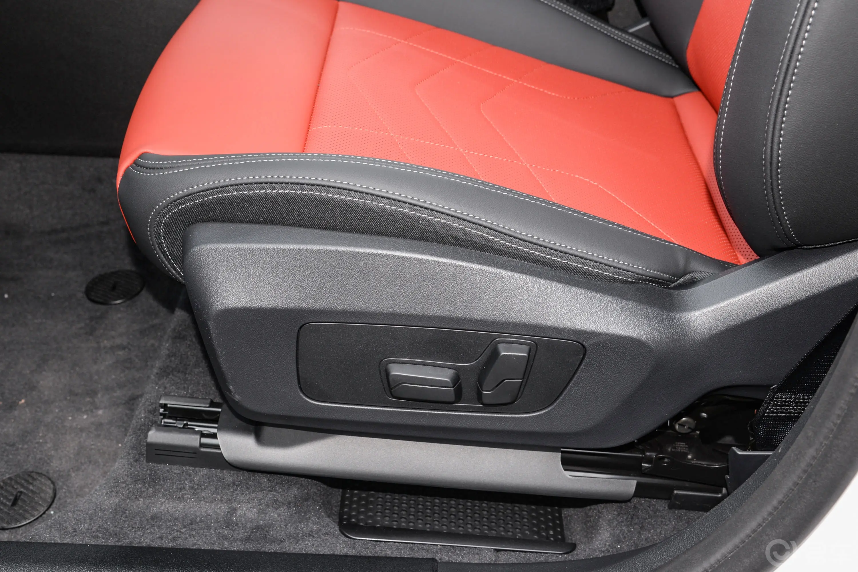 宝马X1sDrive25Li M运动套装主驾座椅调节