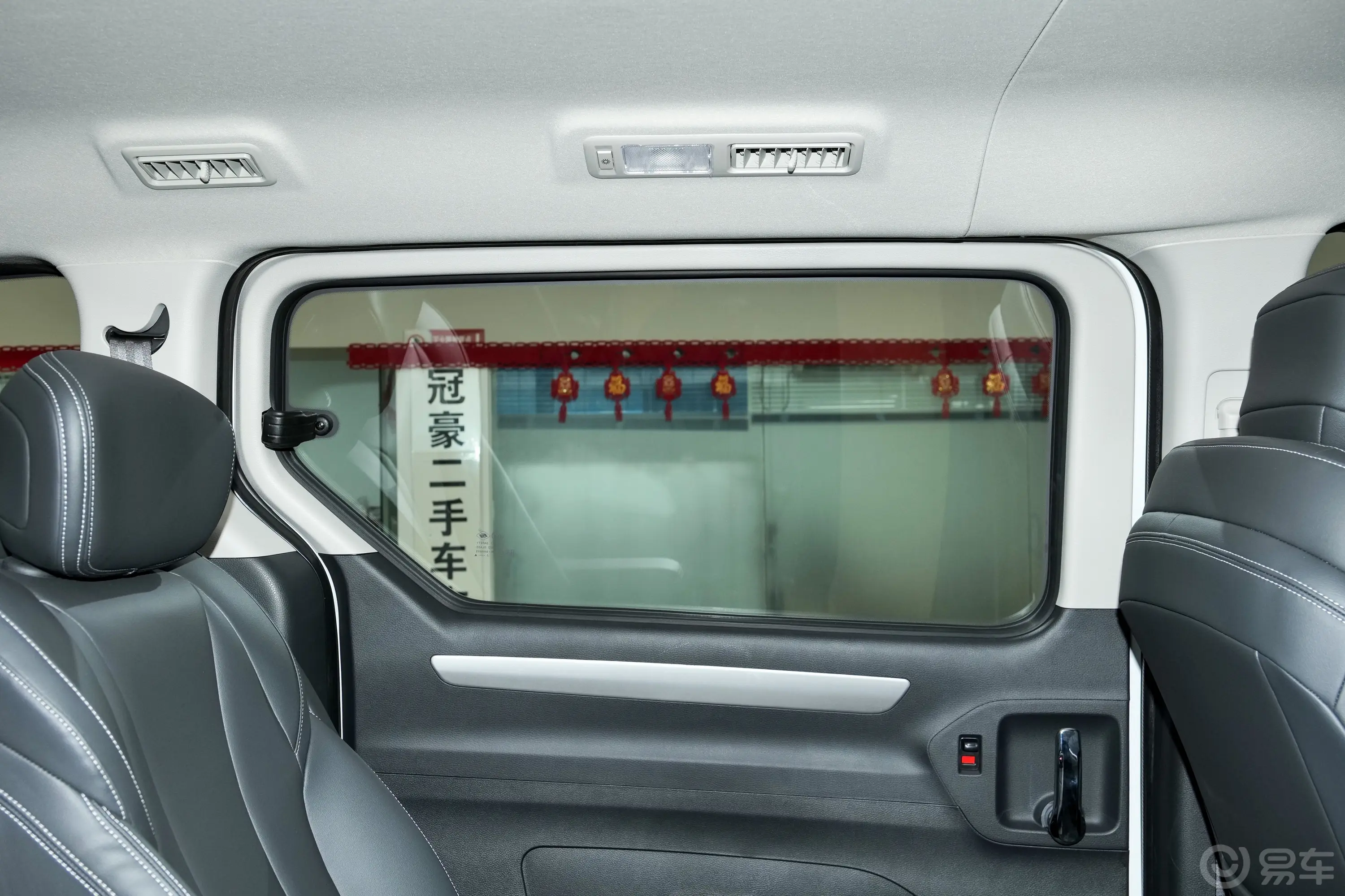大通G10改款 2.0L 手动多功能版 汽油 7座后排侧窗遮阳帘