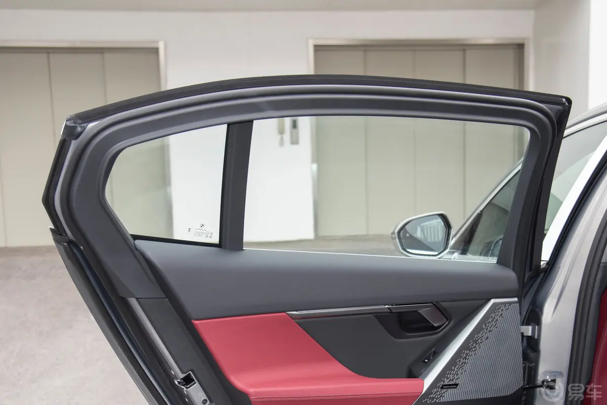 宝马5系525Li M运动套装后排侧窗遮阳帘