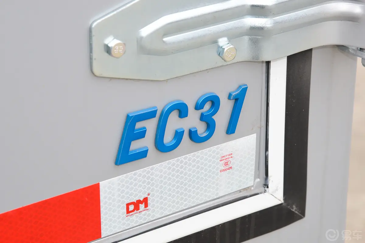 瑞驰新能源EC31275km 厢式车标准版 瓦楞外观细节