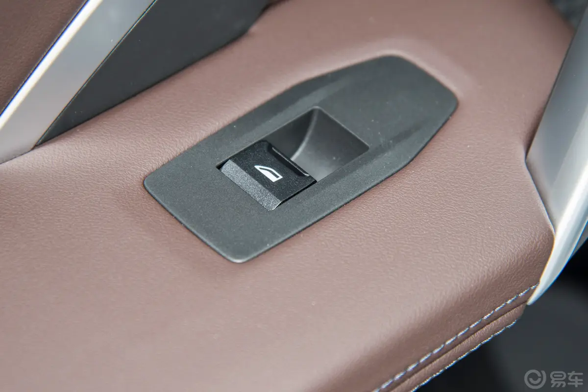宝马X1sDrive25Li X设计套装后车窗调节