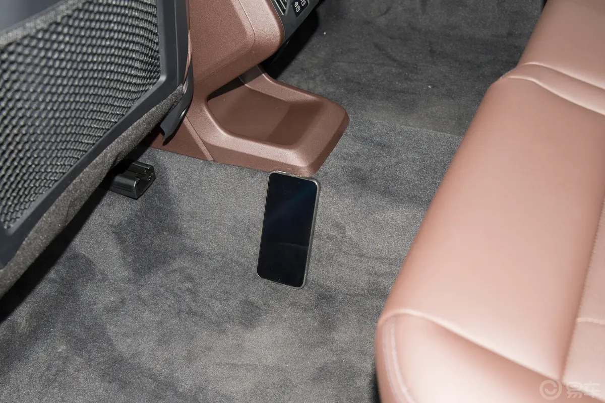 宝马X1sDrive25Li X设计套装后排地板中间位置