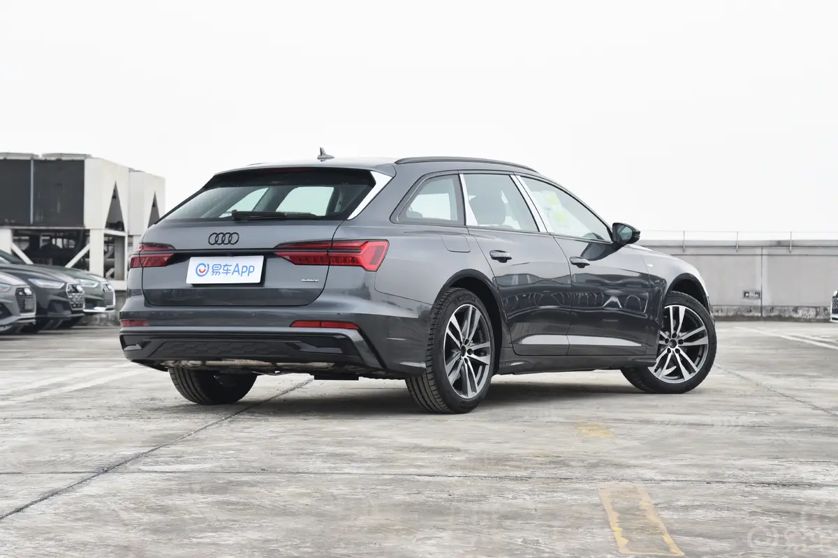 奥迪A6Avant 先锋派 45 TFSI 臻选动感型侧后45度车头向右水平