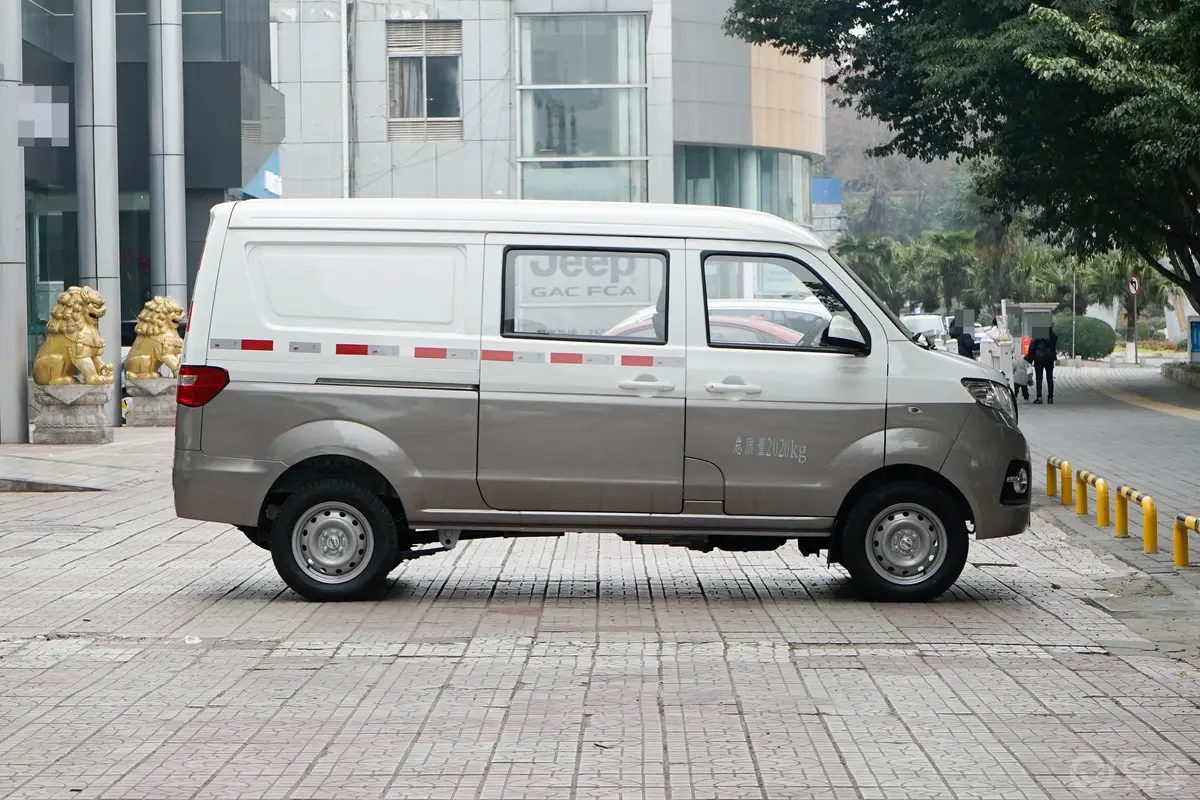 鑫源小海狮X301.5L 厢货标准型 5座 CNG正侧车头向右水平