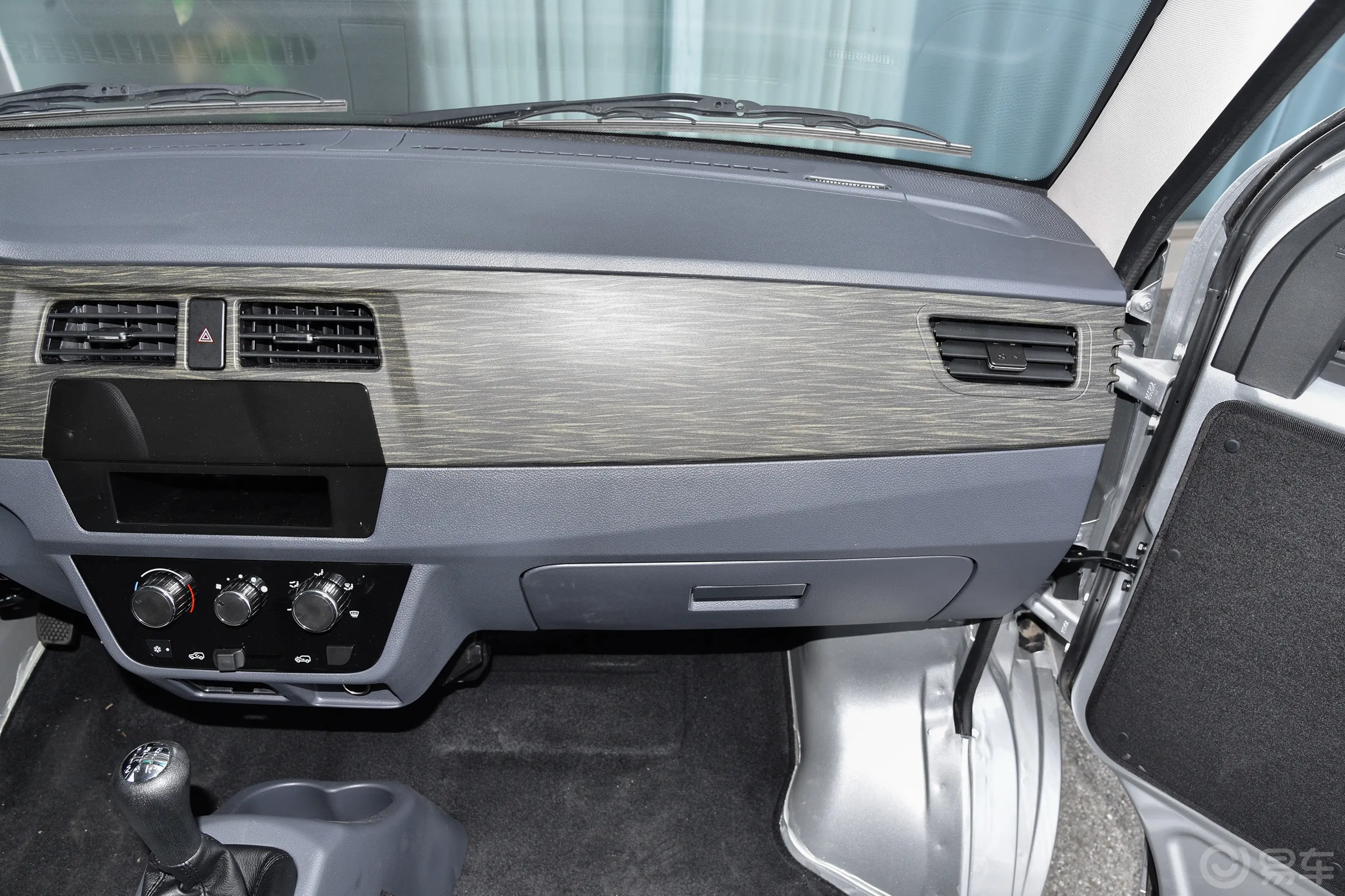 金杯小海狮X301.5L 厢货超享型无空调版 2/5座 CNG副驾驶位区域