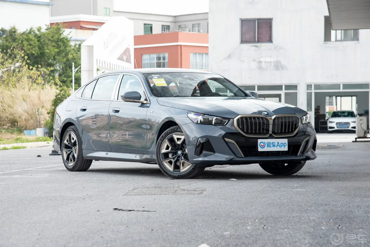 宝马5系530Li 领先型 M运动套装前轮毂造型