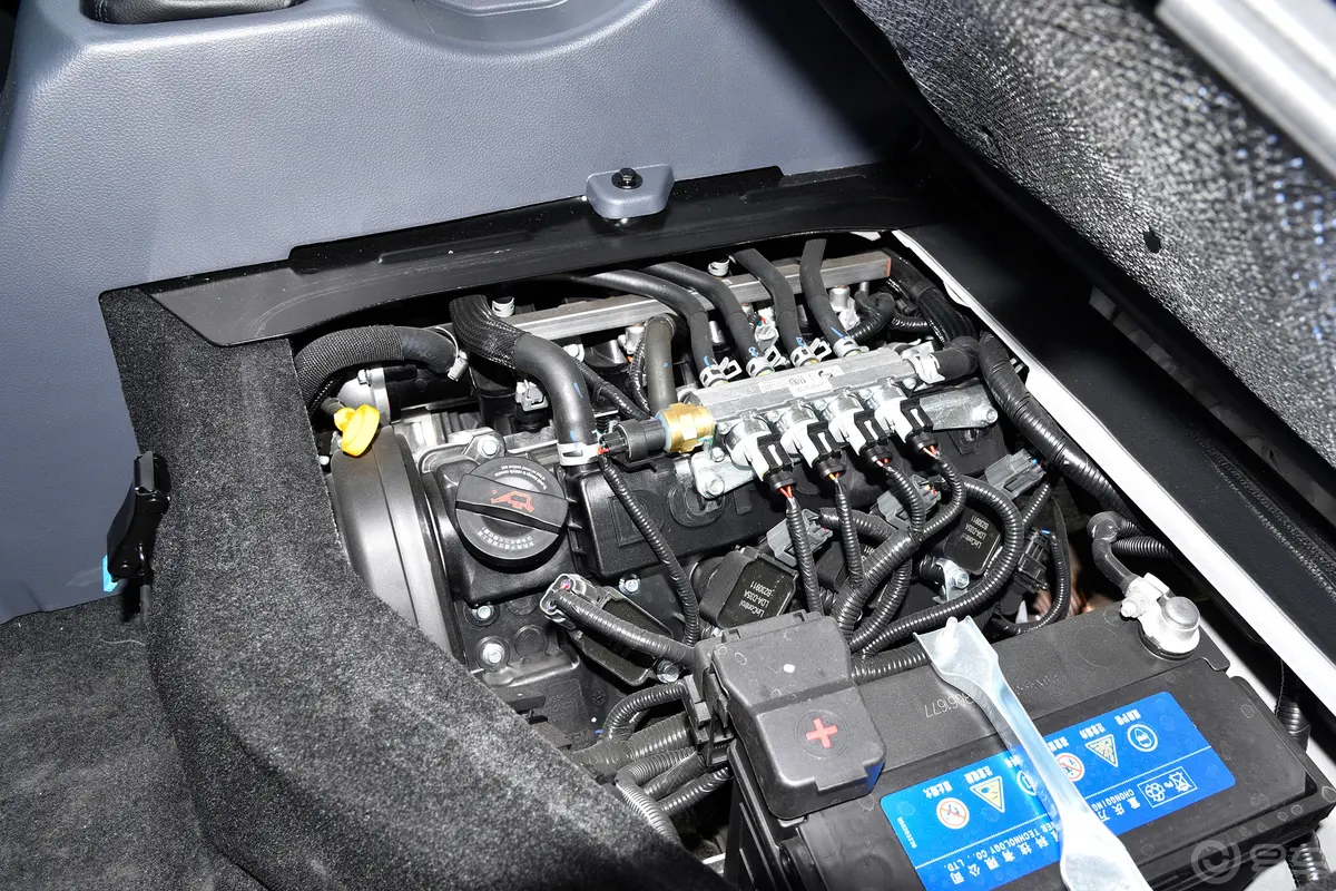 金杯小海狮X301.5L 厢货超享型无空调版 2/5座 CNG发动机特写