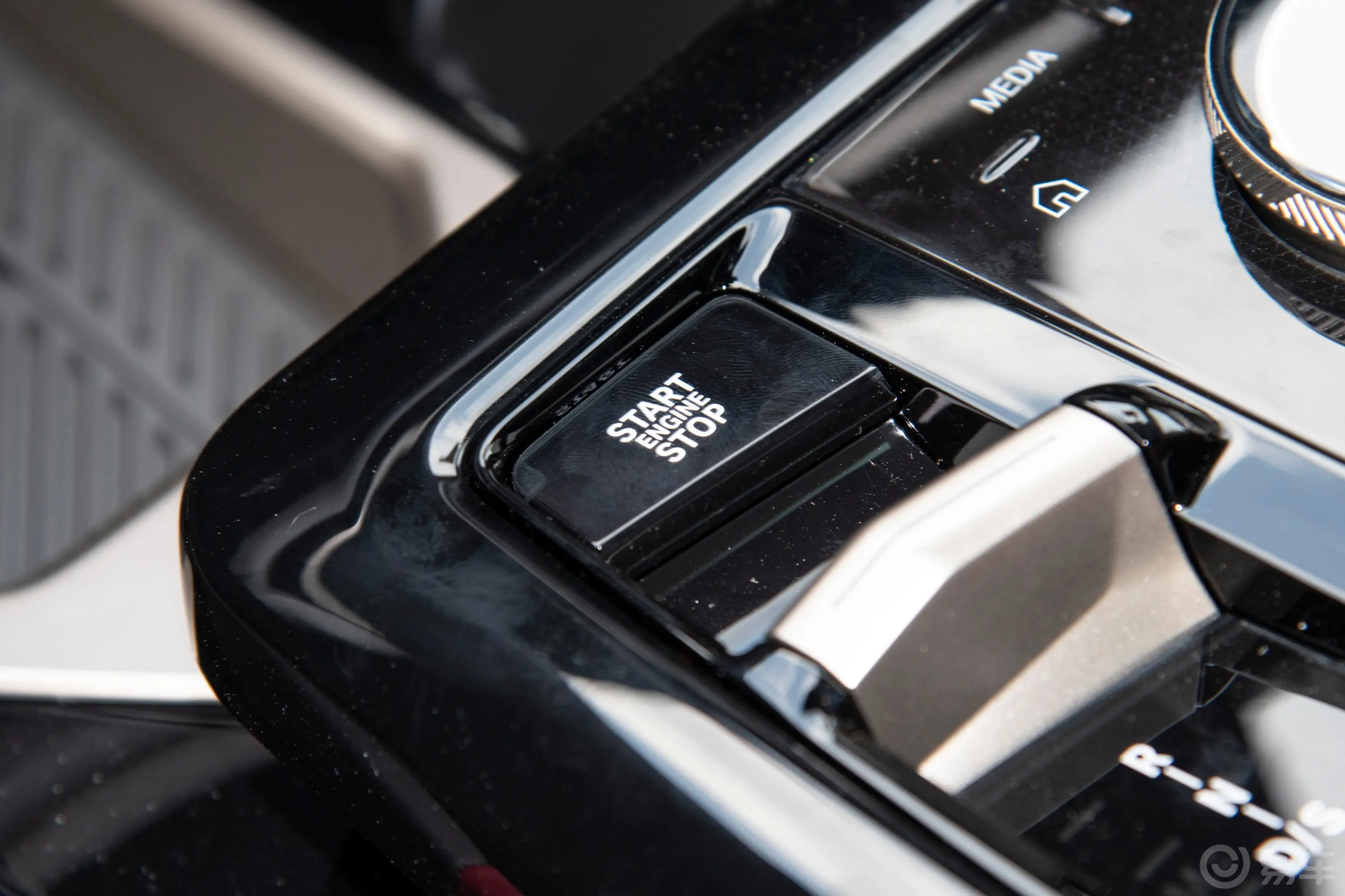 宝马5系530Li 领先型 M运动套装钥匙孔或一键启动按键