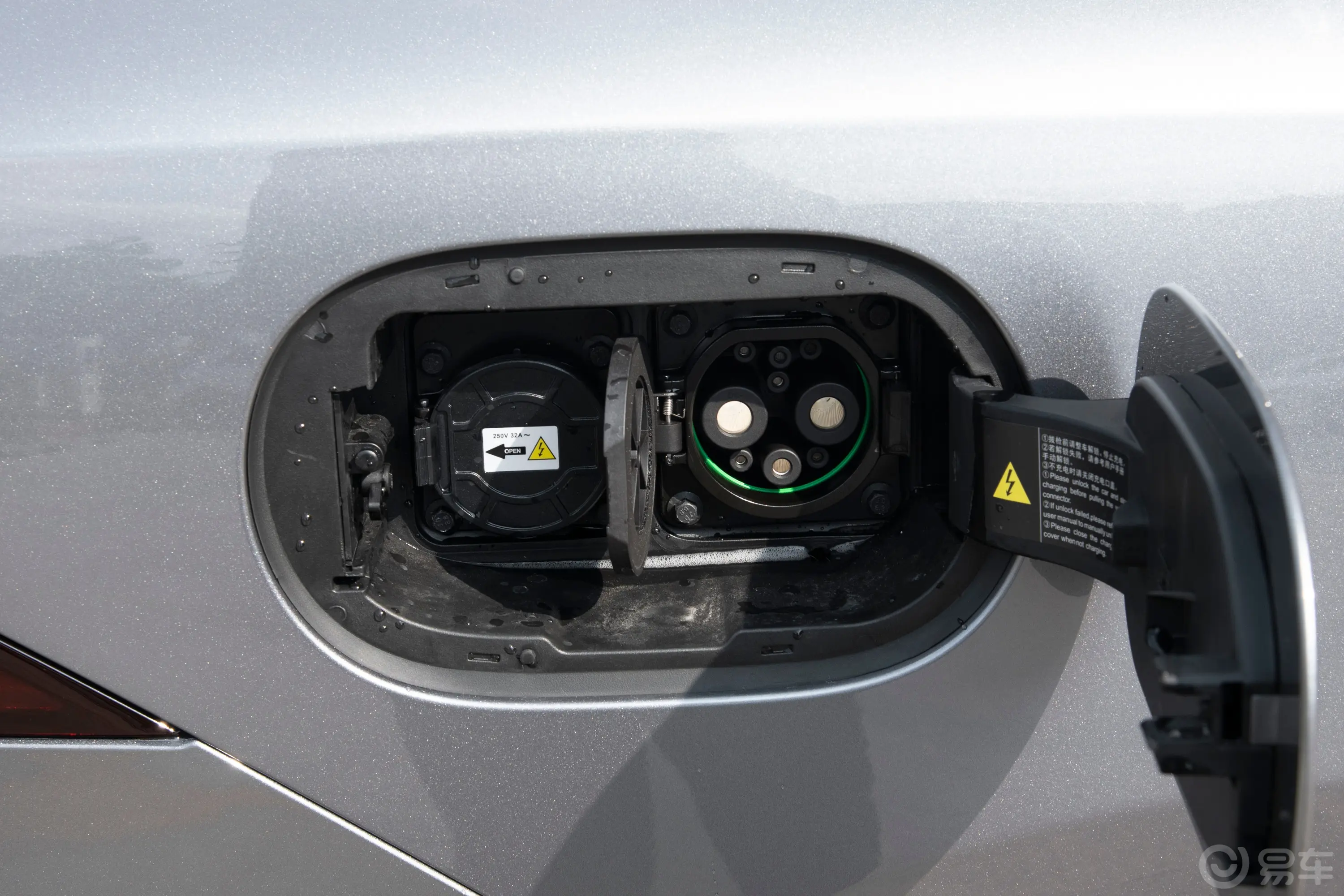 秦PLUS新能源EV 荣耀版 420km 领先型快充充电口