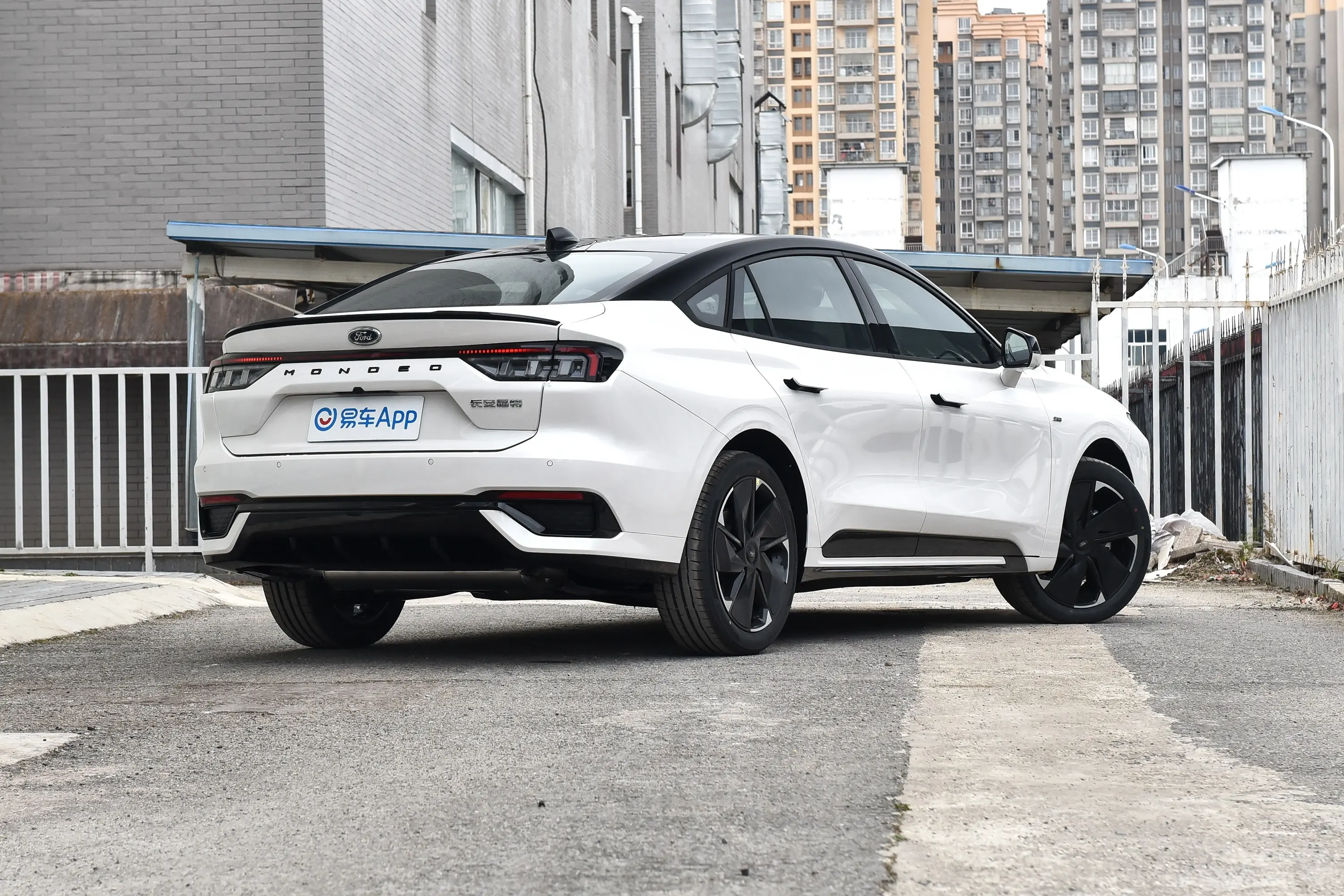 蒙迪欧EcoBoost 245 ST-Line侧后45度车头向右水平