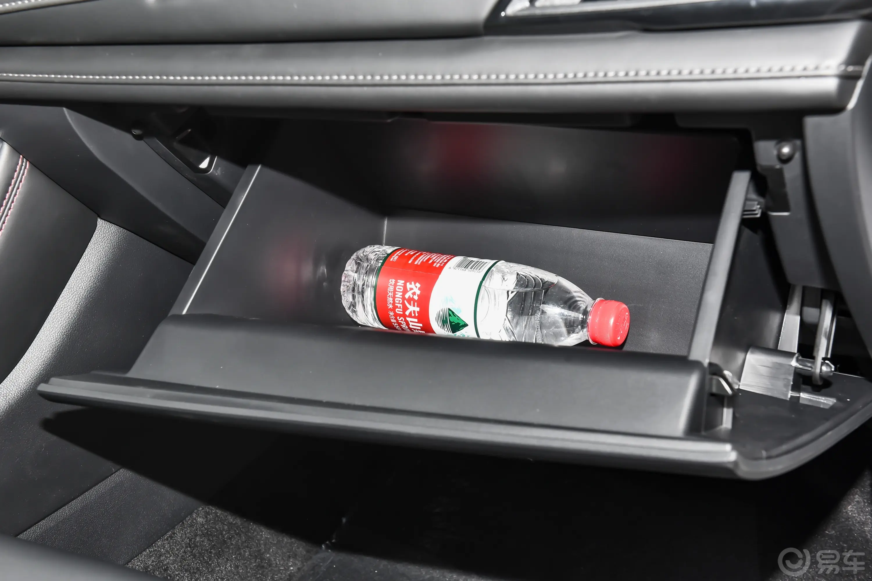 长安CS75畅享版 1.5T 自动豪华型手套箱空间水瓶横置